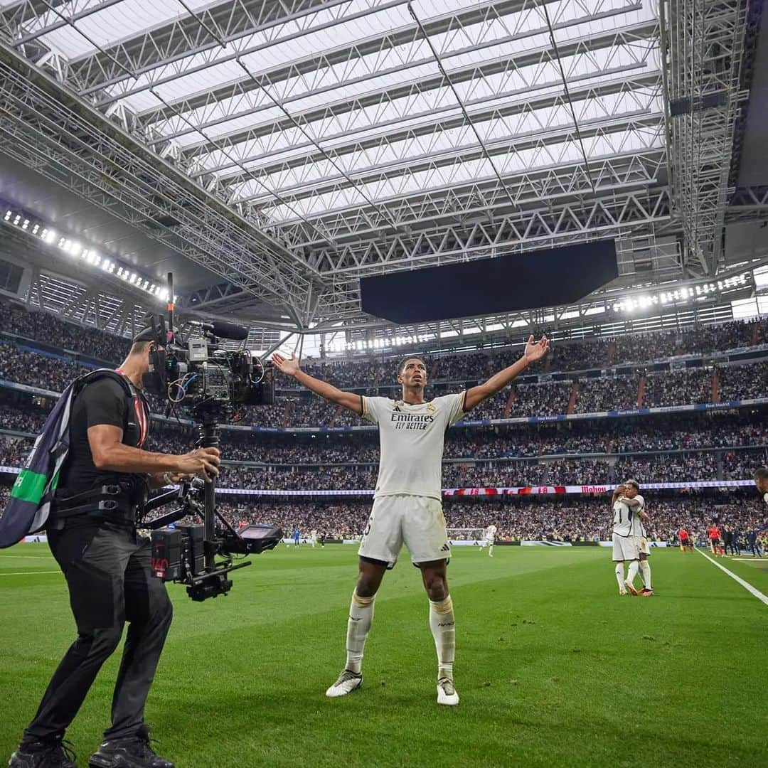 F2Freestylersさんのインスタグラム写真 - (F2FreestylersInstagram)「@judebellingham 🤩  10 GAMES 10 GOALS 1 ICONIC CELEBRATION  An incredible start to his @realmadrid career. 🤍  #jb #jude #rmcf #madrid #england #football」10月9日 23時52分 - thef2