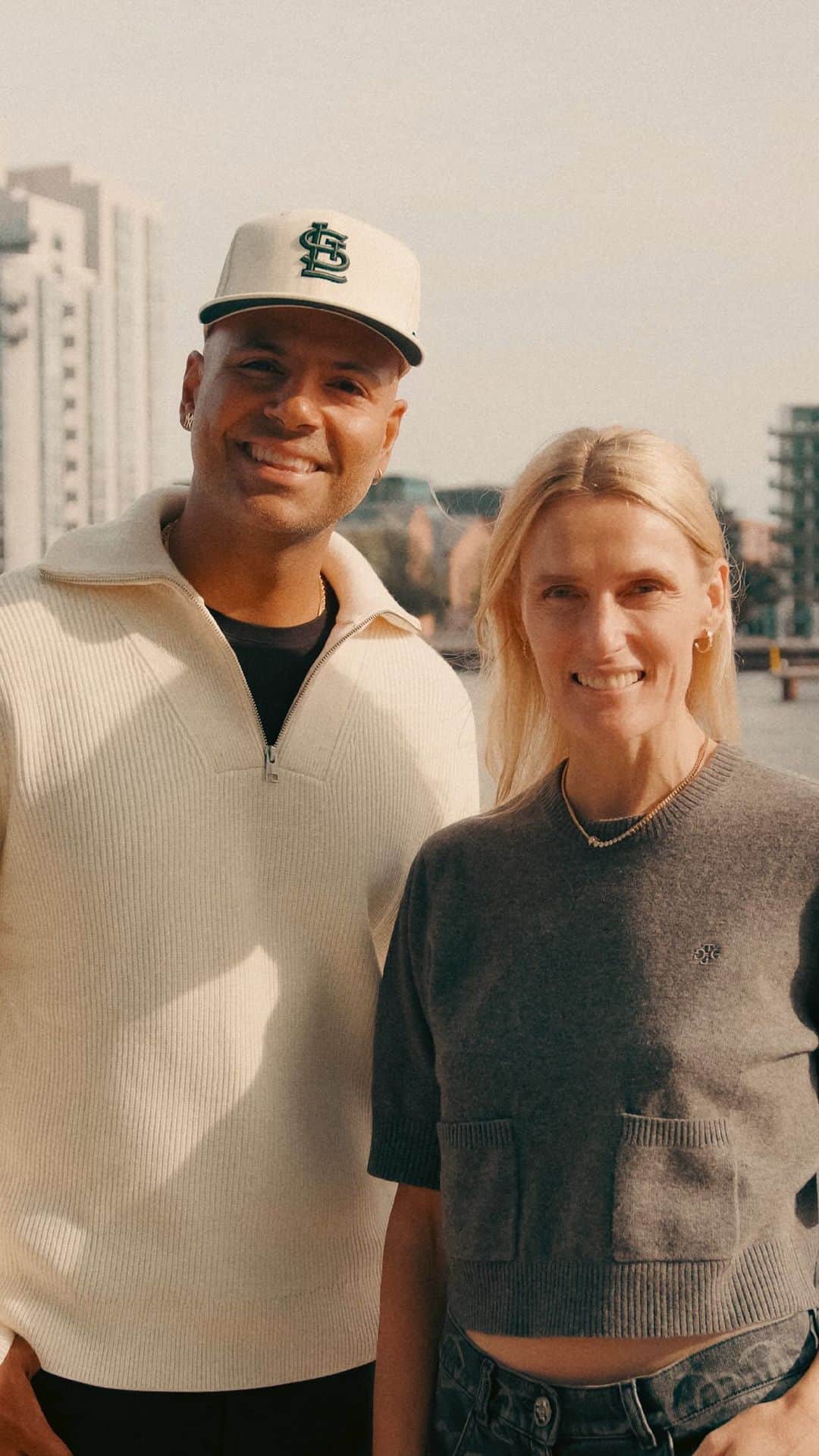 のインスタグラム：「Moden bliver ikke prioriteret i medier, som den gjorde engang, mener ELLEs chefredaktør @cecilie_elle. Det fortæller hun blandt andet om i det nyeste afsnit af ELLEs podcast, hvor hun gæster @madsdamind i #KlædtPå-studiet.   Her snakker de to i anledning af ELLEs 15-års fødselsdag om udviklingen af mode og (print)medier gennem tiden, om nogle af Cecilie Ingdals største oplevelser som chefredaktør og ikke mindst om fremtiden for modemagasiner.   Lyt nu på Spotify via link i bio eller der, hvor du finder dine podcasts.」