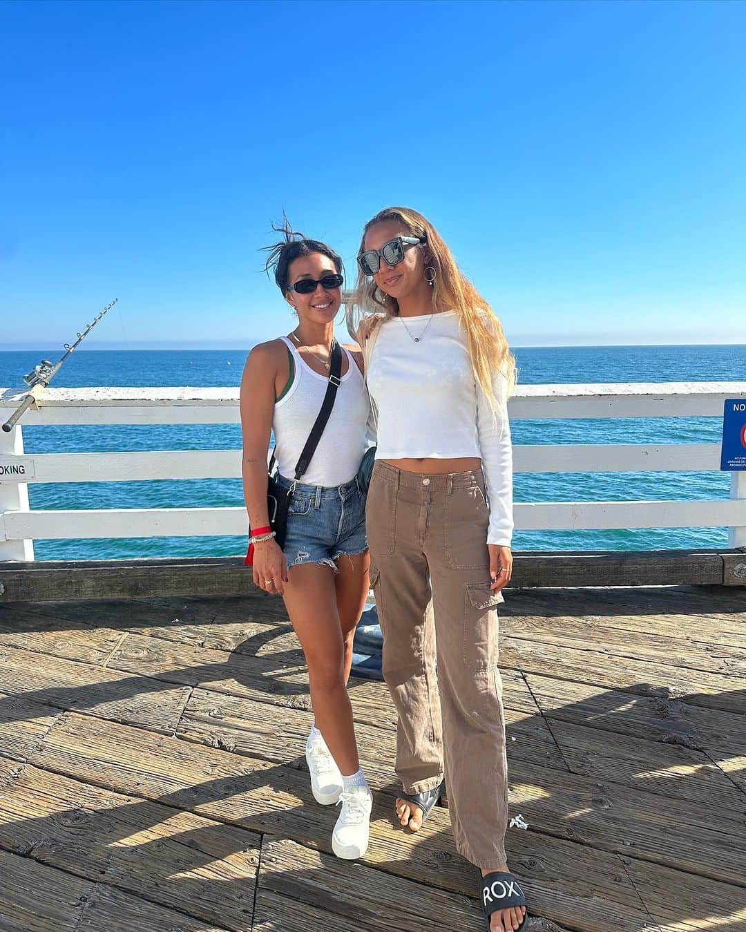 ケリア・モニーツのインスタグラム：「This girl is about to compete for her first world title, TODAY, HERE! Come to Malibu, or watch on the @wsl app. I’m so proud to be here to watch you do your thing, smoother than ever! Posting this cause getting here should be celebrated. #1 seed, humble, graceful, technical, and well, deserving. As my dad always told me, just go out and have fun!!!!!!! LOVE U. @roxy」