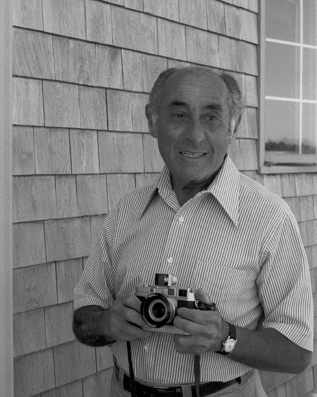 lifeさんのインスタグラム写真 - (lifeInstagram)「Throughout his six-decade career, Alfred Eisenstaedt made some of the most recognizable and frequently reproduced images of the 20th century.  As one of the original LIFE staff photographers, the thing that was always prompting and pointing the way was his undying curiosity, which was tethered to his photographer’s eye.  Learn more about the great “Eisie” (as he was known by those lucky enough to call him a colleague or a friend), by clicking the link in our bio!  (LIFE Picture Collection)  #LIFEMagazine #LIFEArchive #AlfredEisenstaedt #Photographer #Photography #LIFELegends」10月10日 0時15分 - life
