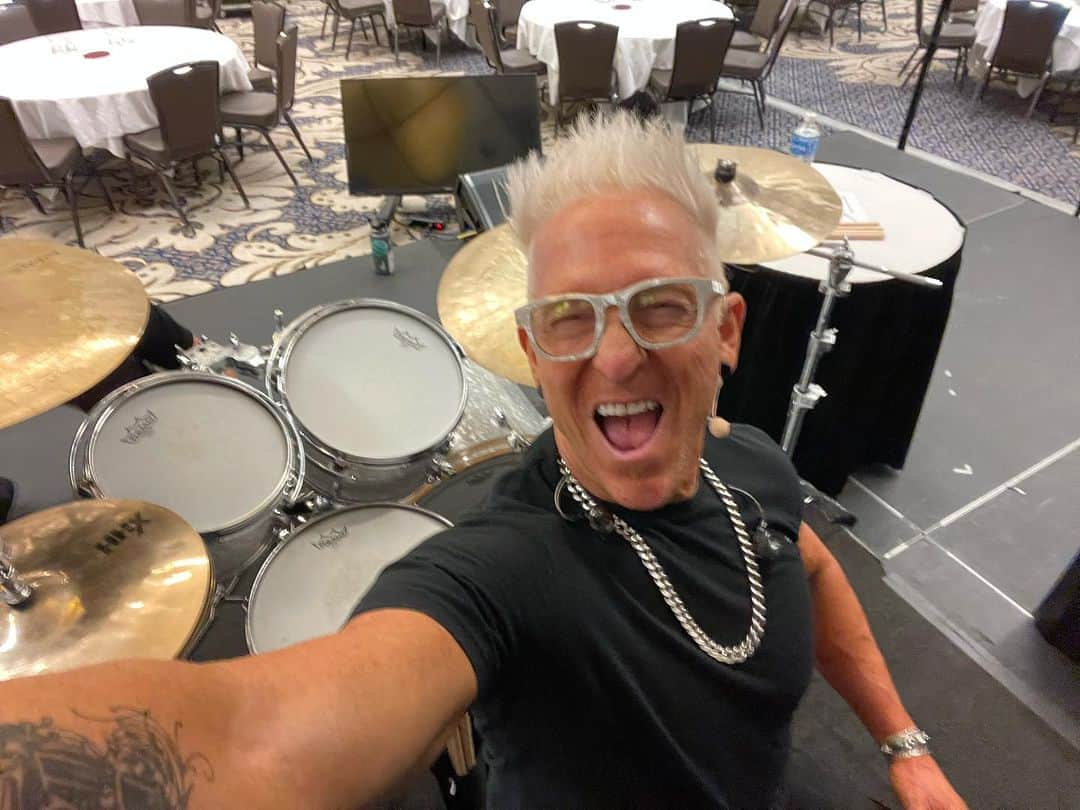 マーク・シュルマンのインスタグラム：「Setting up in Baltimore getting ready for my keynote, with my cheat notes! 🎤  #ExistLoudly 🤟  #keynotespeaking #keynotespeaker #drummer #rockstarattitude #baltimore #markschulman」