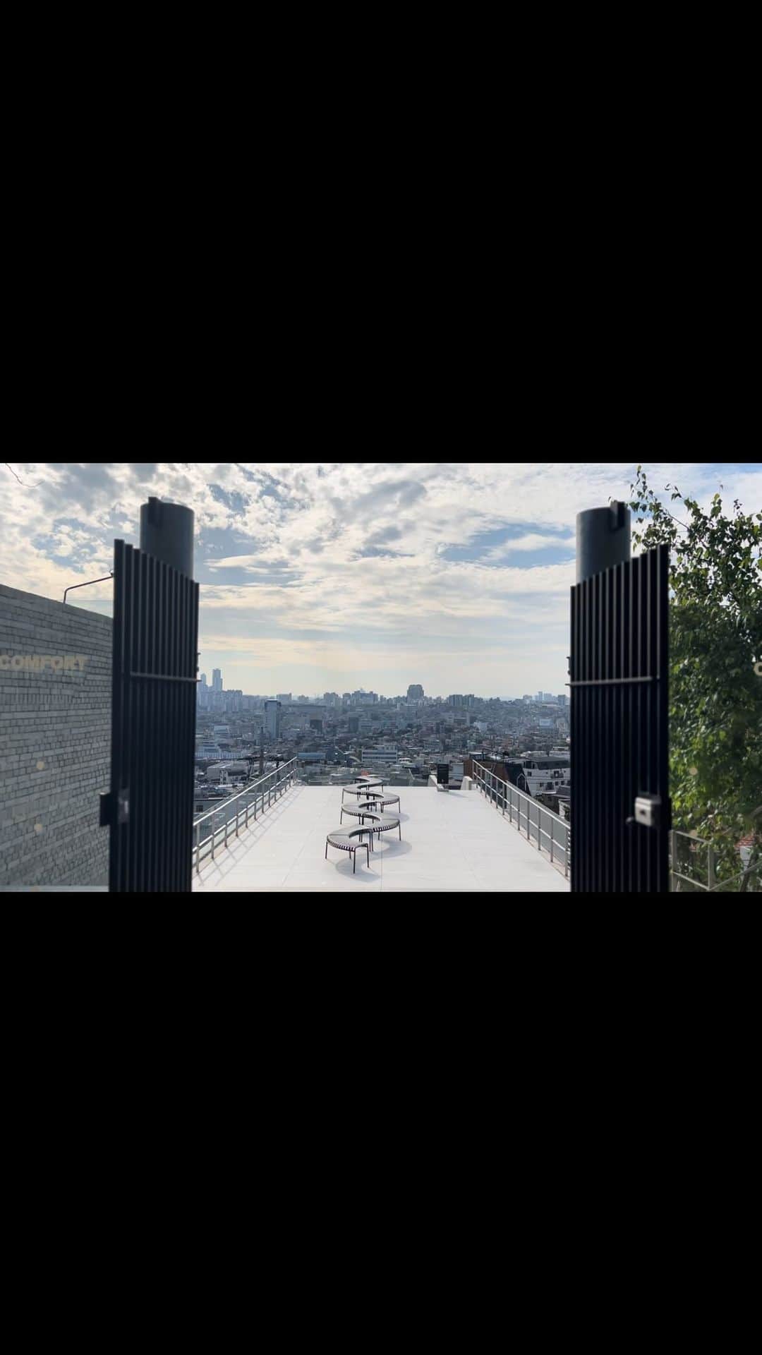 のインスタグラム：「. この景色が見たくて。。。🫶  @comfort.seoul  @cafecomfort.seoul   1階はセレクトショップ。 2階はなんだか不思議空間w 3階はカフェでテラスも自由に行けるよ🫰  想像以上に良かった🥹 夕日とか夜景も見てみたいな❤️  このあたりお散歩したら良さそうなカフェ何個か見つけた✍️  #cafecomfort #카페콤포트 #콤포트 #콤포트서울 #해방촌 #후암동카페 #韓国カフェ #韓国旅行 #southkoreatrip #seoultravel #asuka_Korea」