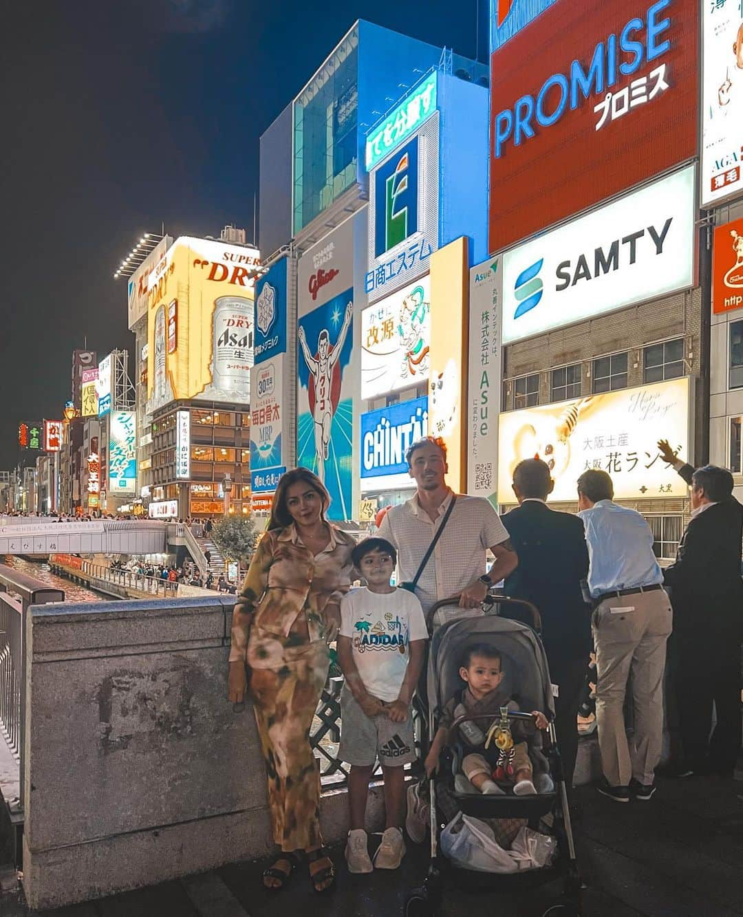 ジェシカ・イスカンダルさんのインスタグラム写真 - (ジェシカ・イスカンダルInstagram)「Term break in Dotonburi, Osaka Japan. ❤️🥰😘 #jedar #viver #elbarack #donverhaag #jepang #japan #osaka #dotonburi #fyp #trip」10月9日 23時50分 - inijedar