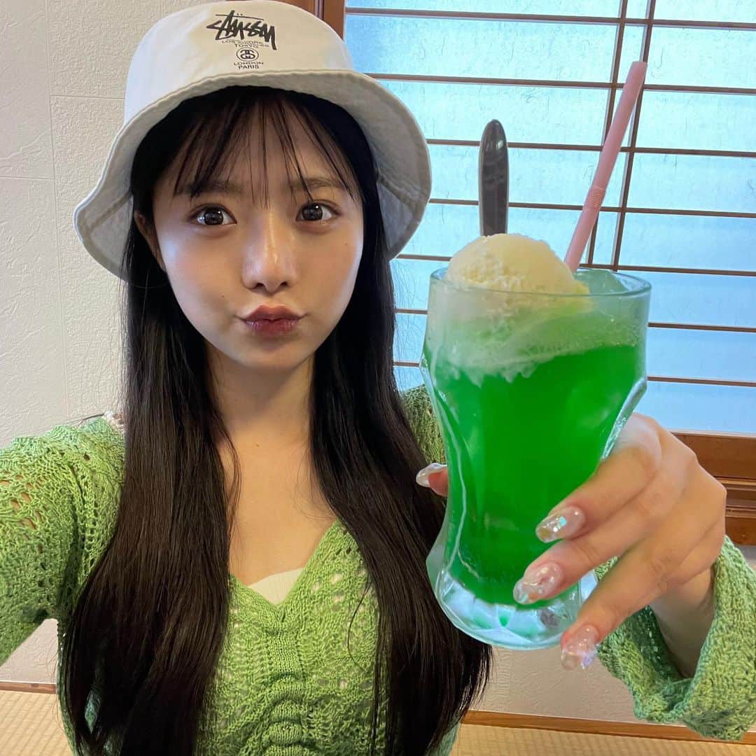のインスタグラム：「クリームソーダ飲もうとしたらたまたま自分もクリームソーダコーデしてた！🍨  #ootd #sweets  #クリームソーダ #コーデ  #셀카 #패션」