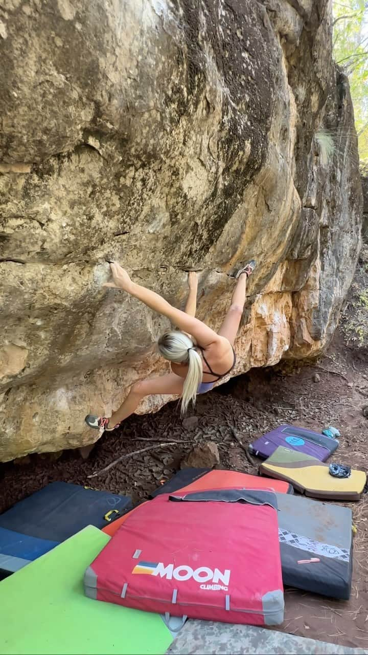 シエラ・ブレア・コイルのインスタグラム：「Truffle Shuffle, V8 Cherry Canyon, AZ  Excited to check out Cherry again and get on this fun little traverse!   🎥: @b_enix_  @moonclimbing │ @moonclimbingwomen │ @myclimbapp │ @oncruxofficial │ @perfecthydration」