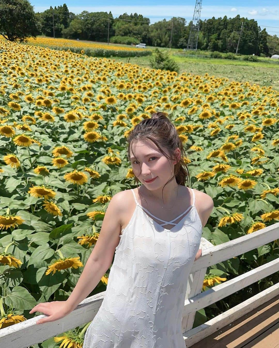 伊藤奈月さんのインスタグラム写真 - (伊藤奈月Instagram)「⁡ 太陽燦々のひまわり畑🌻 ⁡ 👗 ｜ @mercuryduo_com  ⁡ #ひまわり畑  #ひまわり #向日葵  #マザー牧場」10月9日 23時57分 - naachan__