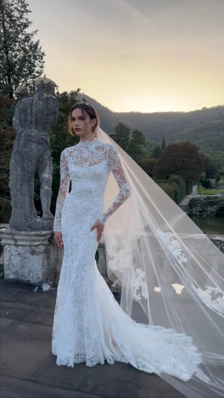 Monique Lhuillierのインスタグラム：「One more day until we unveil Fall 2024! So excited! 🤍🍃 #moniquelhuillier #mlbride」