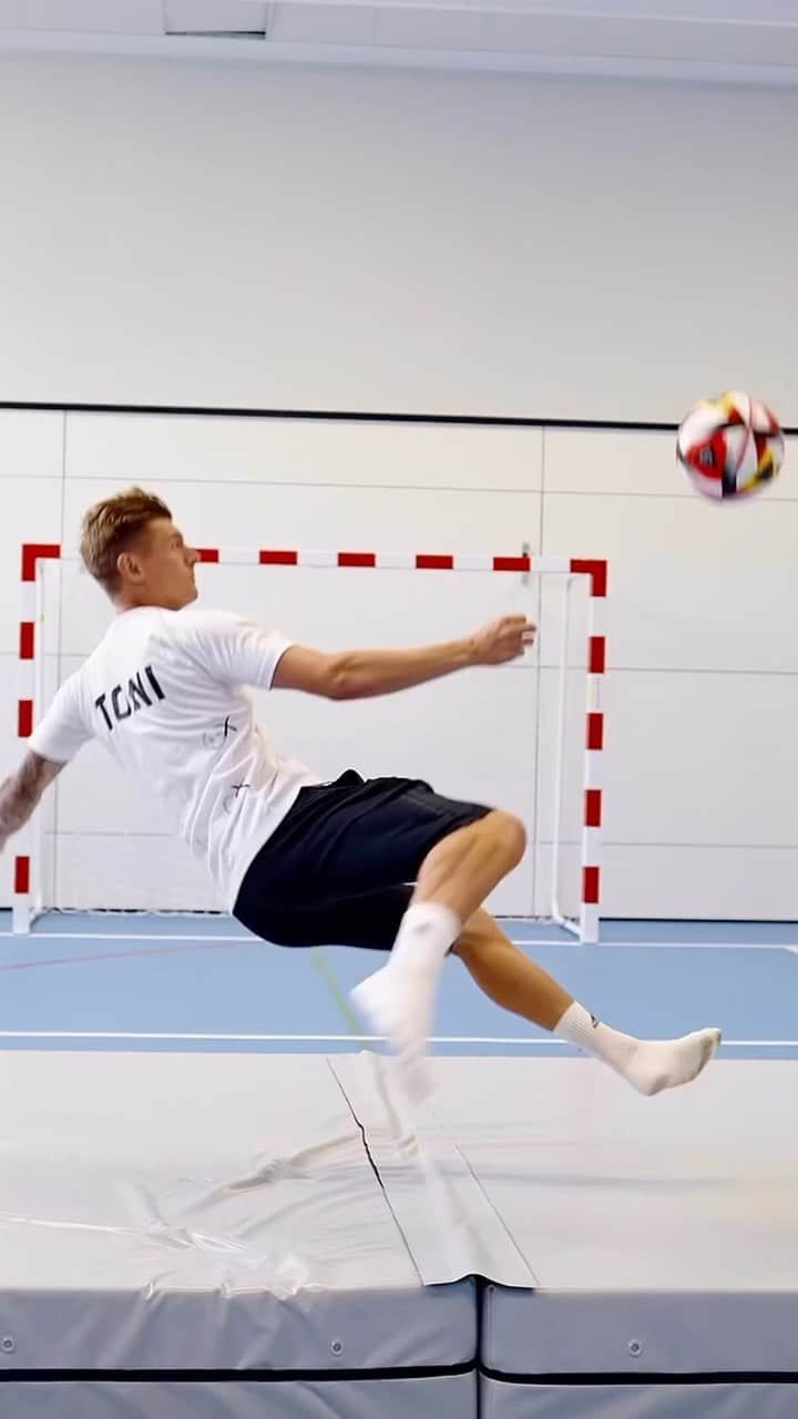 トニ・クロースのインスタグラム：「Train on Champions League level with @toni.kr8s_academy! Can you do THAT? Watch out NOW in the app! 📲👀」