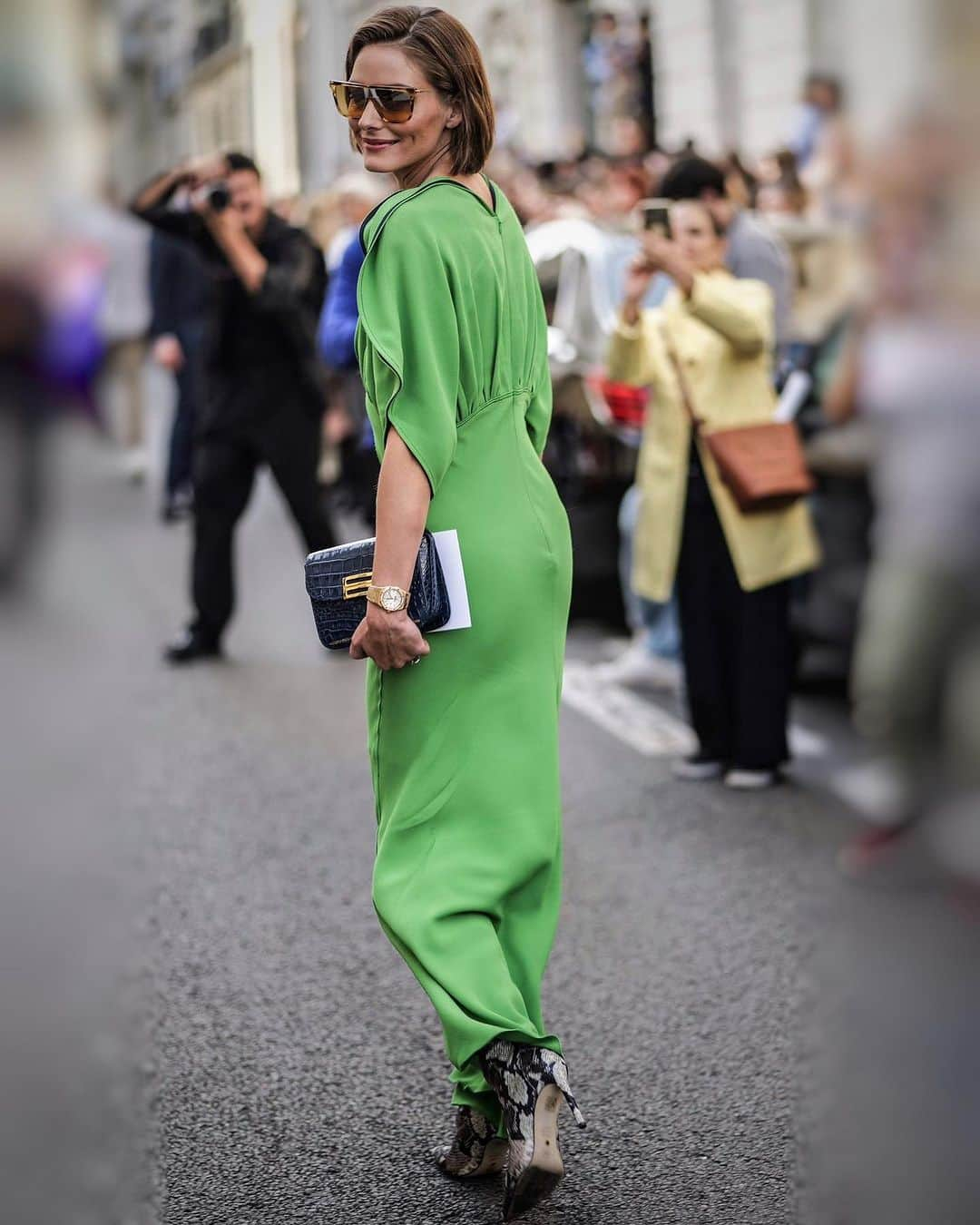 オリヴィア・パレルモさんのインスタグラム写真 - (オリヴィア・パレルモInstagram)「💚 @victoriabeckham | SS24 with @victoriabeckhambeauty | #PFW   👗🕶️👛: @victoriabeckham  👢: @stuartweitzman  💄: @shaynagold for @victoriabeckhambeauty  💇🏼‍♀️: @stefanbertin   📷: (1) @essbeephoto  (2) @wheresmydriver  (3,4) @marwan_photographer  (5) @samsphotographyparis  (6) @darren_gerrish」10月10日 0時09分 - oliviapalermo