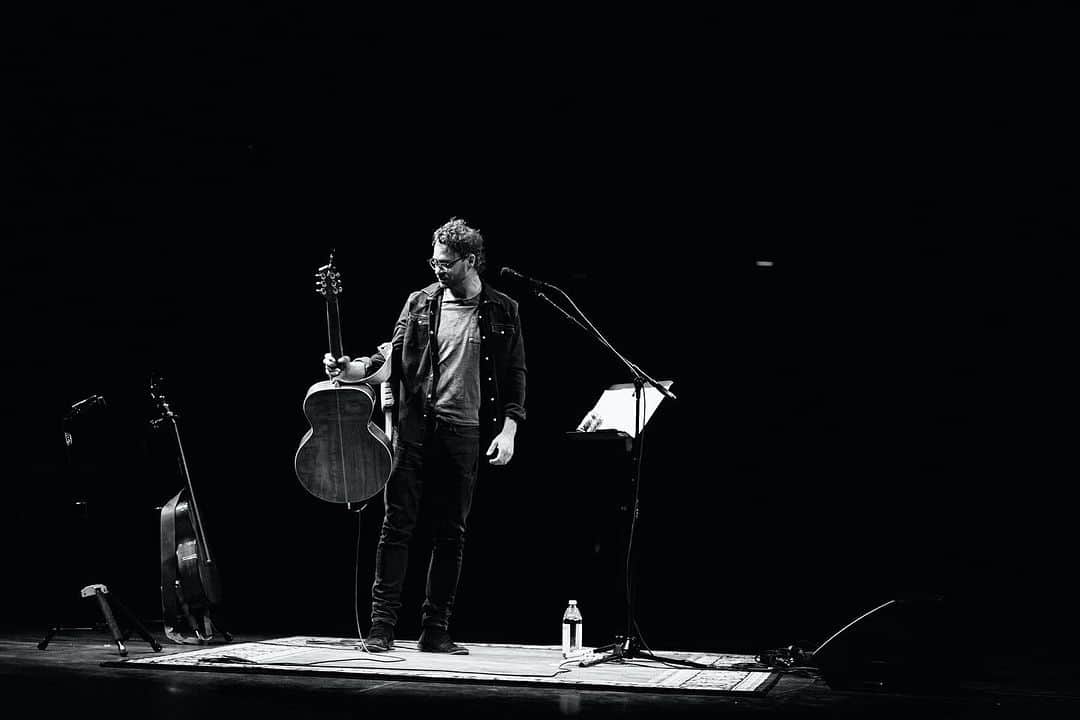 エイモス・リーのインスタグラム：「Only a few shows left. Link in bio for more info.   October 9 - Pablo Center at the Confluence - Eau Claire, WI  October 10 - Bloomington Center for the Performing Arts - Bloomington, IL  October 12 - St Cecilia Music Center - Grand Rapids, MI - SOLD OUT  October 13 - The Kent Stage - Kent, OH - SOLD OUT  October 14 - Egyptian Room at Old National Centre - Indianapolis, IN  📸 @bfluke」
