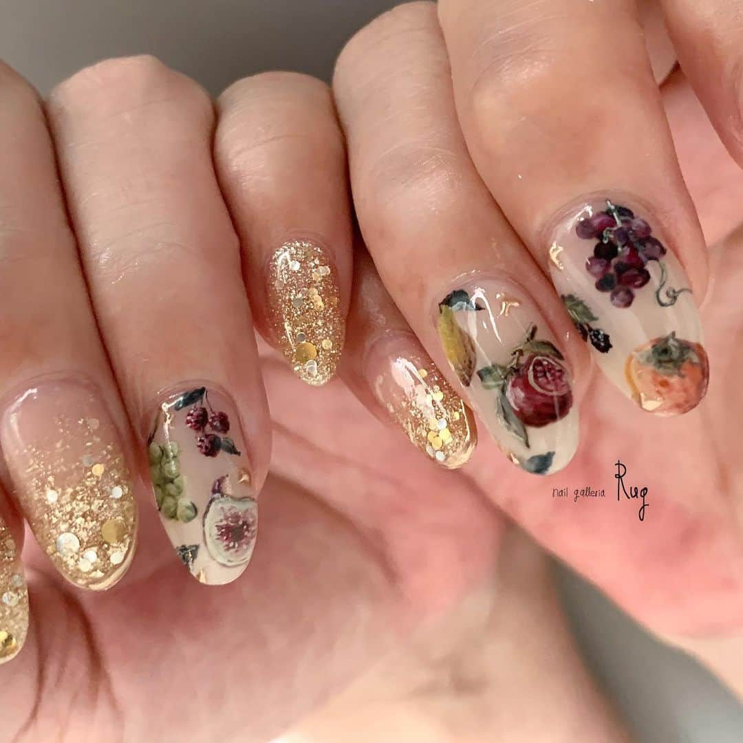 aoki_nailさんのインスタグラム写真 - (aoki_nailInstagram)「・ botanical fruit 豊作の秋冬バージョン  こんな感じで数本ポイントに デザインするのも可愛いし、 一つの爪に一つ果物にして 全指をアートにしても 可愛いと思います🎉  やっと涼しくなってきて 何食べても 美味しくて幸せ🥳  いつもありがとうございます＊  nailgalleria  Rug〈ラグ〉 大阪市北区中崎西2-6-3 ペイントC #rugペイントC  #絵画ネイル#水彩画ネイル#油絵ネイル#黄色ネイル #絵画ネイル #油絵ネイル #手描きアート#手描きデザイン#手描きネイル#アートネイル大阪#アートネイル#絵画ネイル大阪 #instanail#ブライダルネイル#イラストネイル #一輪花ネイル#ボタニカルネイル#秋ネイル#autumncolors #autumnnails #秋冬ネイル#果物ネイル」10月10日 0時03分 - aoki_nail