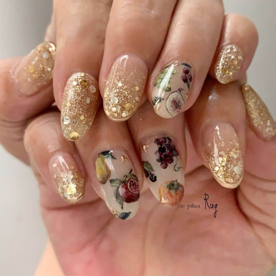 aoki_nailさんのインスタグラム写真 - (aoki_nailInstagram)「・ botanical fruit 豊作の秋冬バージョン  こんな感じで数本ポイントに デザインするのも可愛いし、 一つの爪に一つ果物にして 全指をアートにしても 可愛いと思います🎉  やっと涼しくなってきて 何食べても 美味しくて幸せ🥳  いつもありがとうございます＊  nailgalleria  Rug〈ラグ〉 大阪市北区中崎西2-6-3 ペイントC #rugペイントC  #絵画ネイル#水彩画ネイル#油絵ネイル#黄色ネイル #絵画ネイル #油絵ネイル #手描きアート#手描きデザイン#手描きネイル#アートネイル大阪#アートネイル#絵画ネイル大阪 #instanail#ブライダルネイル#イラストネイル #一輪花ネイル#ボタニカルネイル#秋ネイル#autumncolors #autumnnails #秋冬ネイル#果物ネイル」10月10日 0時03分 - aoki_nail