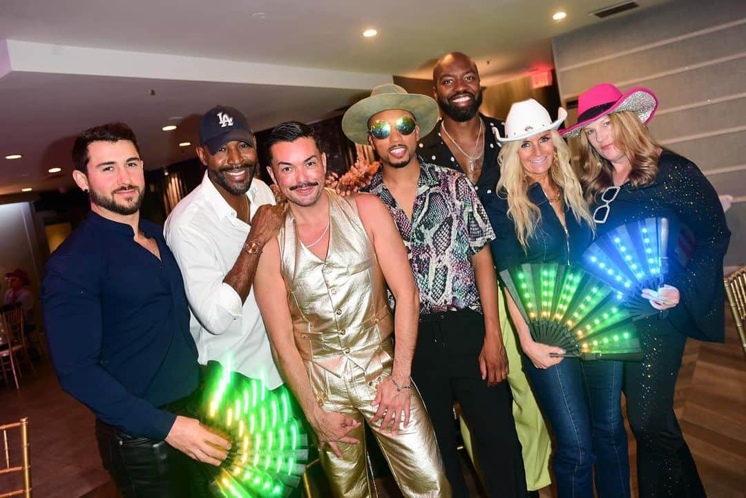 アンソニー・ラモスのインスタグラム：「My dream to have a @spaceykacey HIGH HORSE 40th birthday bash came true!  Feeling so much love from my amazing friends and family. So many amazing photos…more to come!   📷: @vivienkillilea   🤠🪩」