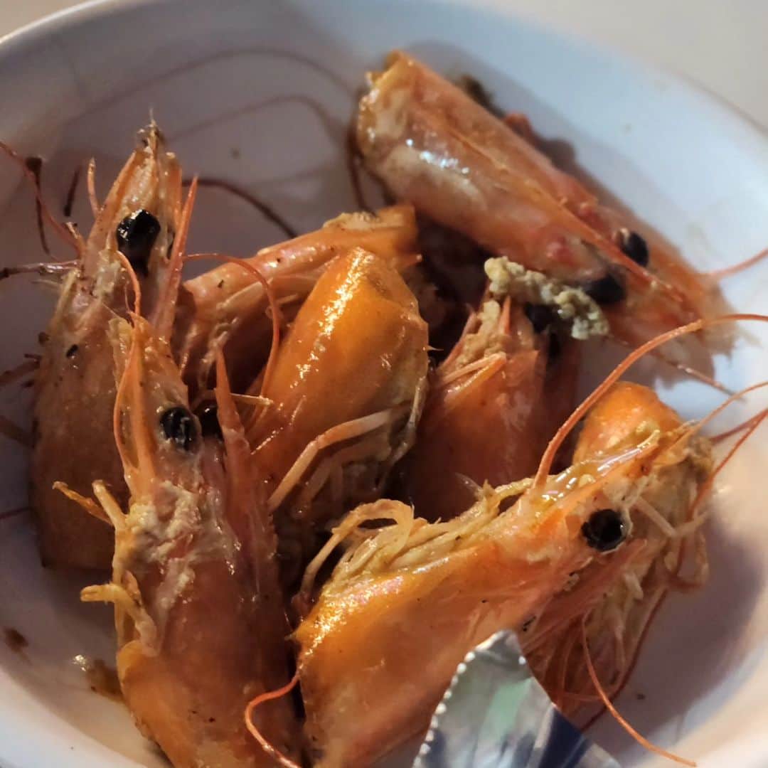 ユ・ハナさんのインスタグラム写真 - (ユ・ハナInstagram)「주저리주저리  1. 서순라길 타코집 #비틀스타코  약속한 것 처럼 오후 세시 오픈런+ 모두가 맥주  종로가 좋아짐.  2.처음가본 '익선동'  여긴 데이트하면 좋겠다싶었.. 그 부러움을 이슬과 슈팅클럽에서 다 쏴버림  3.충격적이게 내스타일인 종로 노상 포차들 가을엔 오도리지 하고 시켰는데 호기롭게 살아있는거 껍질까주기로하고 소리지름 이슬이 까줌 18년만에 든든.  오도리머리 버터구이와 김치삼겹두루치기 흡입  4. 술을 마시면서 공연을 보았다니. 그것도 엄청 기다렸던 서울코미디클럽 김동하스페셜을! (유투브 동하하 보고 얘기하자)  여기선 웃느라 취하지않음 노상 음주와 서울코미디클럽에서의 음주는 안취하는걸로.  잘 주어지지않는 시간들에 말도 못하게 행복했던 날♡」10月10日 0時09分 - hahana111