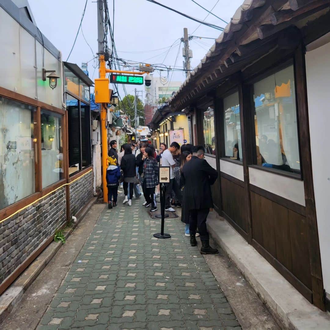 ユ・ハナさんのインスタグラム写真 - (ユ・ハナInstagram)「주저리주저리  1. 서순라길 타코집 #비틀스타코  약속한 것 처럼 오후 세시 오픈런+ 모두가 맥주  종로가 좋아짐.  2.처음가본 '익선동'  여긴 데이트하면 좋겠다싶었.. 그 부러움을 이슬과 슈팅클럽에서 다 쏴버림  3.충격적이게 내스타일인 종로 노상 포차들 가을엔 오도리지 하고 시켰는데 호기롭게 살아있는거 껍질까주기로하고 소리지름 이슬이 까줌 18년만에 든든.  오도리머리 버터구이와 김치삼겹두루치기 흡입  4. 술을 마시면서 공연을 보았다니. 그것도 엄청 기다렸던 서울코미디클럽 김동하스페셜을! (유투브 동하하 보고 얘기하자)  여기선 웃느라 취하지않음 노상 음주와 서울코미디클럽에서의 음주는 안취하는걸로.  잘 주어지지않는 시간들에 말도 못하게 행복했던 날♡」10月10日 0時09分 - hahana111