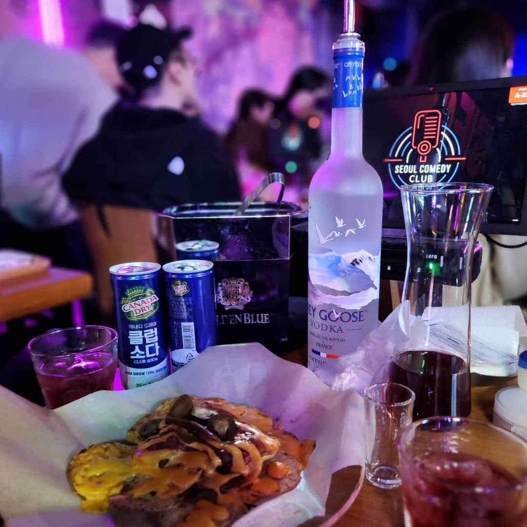 ユ・ハナさんのインスタグラム写真 - (ユ・ハナInstagram)「주저리주저리  1. 서순라길 타코집 #비틀스타코  약속한 것 처럼 오후 세시 오픈런+ 모두가 맥주  종로가 좋아짐.  2.처음가본 '익선동'  여긴 데이트하면 좋겠다싶었.. 그 부러움을 이슬과 슈팅클럽에서 다 쏴버림  3.충격적이게 내스타일인 종로 노상 포차들 가을엔 오도리지 하고 시켰는데 호기롭게 살아있는거 껍질까주기로하고 소리지름 이슬이 까줌 18년만에 든든.  오도리머리 버터구이와 김치삼겹두루치기 흡입  4. 술을 마시면서 공연을 보았다니. 그것도 엄청 기다렸던 서울코미디클럽 김동하스페셜을! (유투브 동하하 보고 얘기하자)  여기선 웃느라 취하지않음 노상 음주와 서울코미디클럽에서의 음주는 안취하는걸로.  잘 주어지지않는 시간들에 말도 못하게 행복했던 날♡」10月10日 0時09分 - hahana111