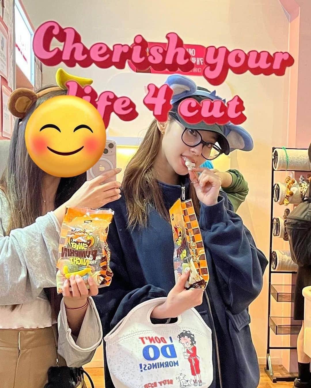 TWICEさんのインスタグラム写真 - (TWICEInstagram)「Sana with her friend 🥰」10月10日 0時18分 - twicenews