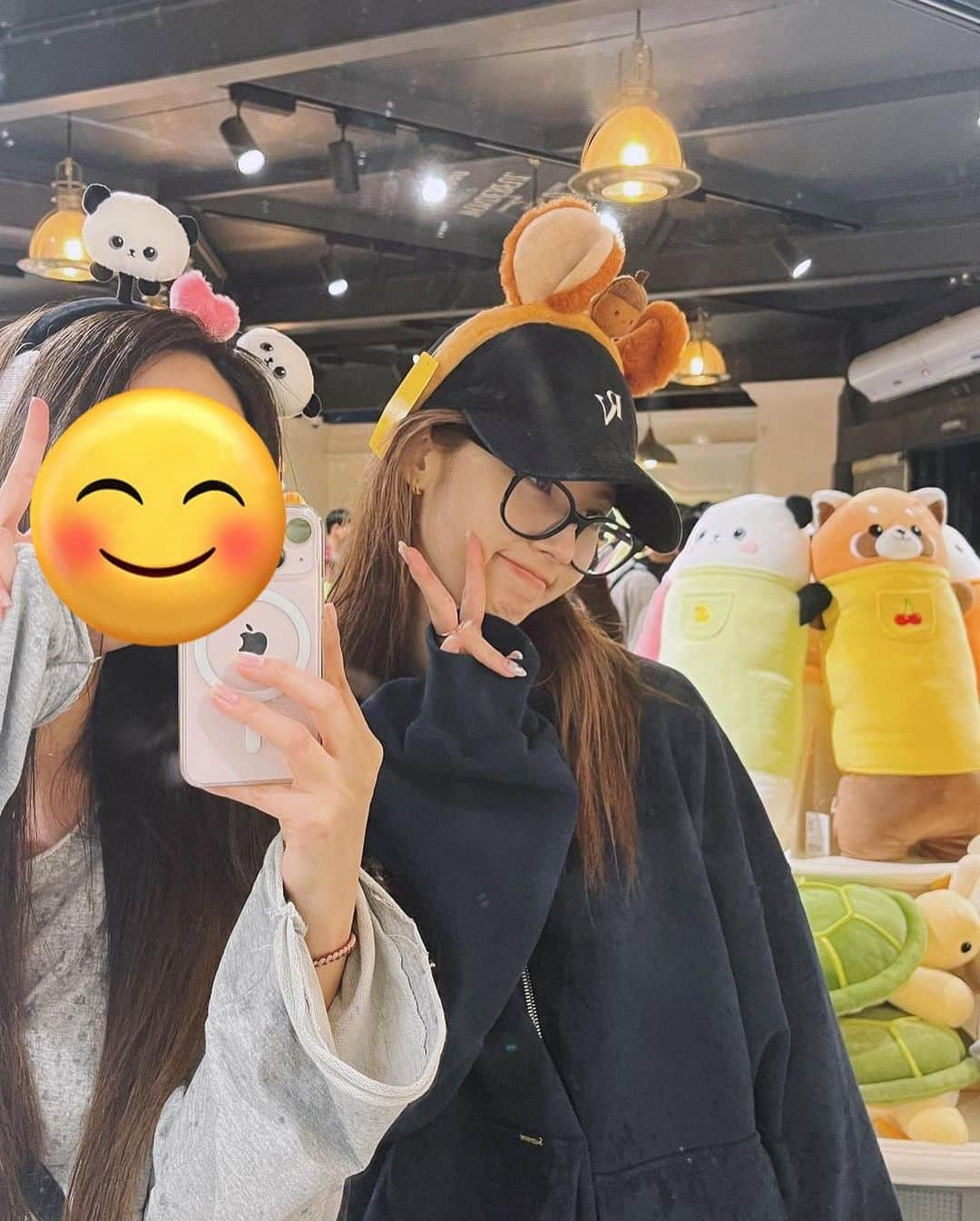 TWICEさんのインスタグラム写真 - (TWICEInstagram)「Sana with her friend 🥰」10月10日 0時18分 - twicenews