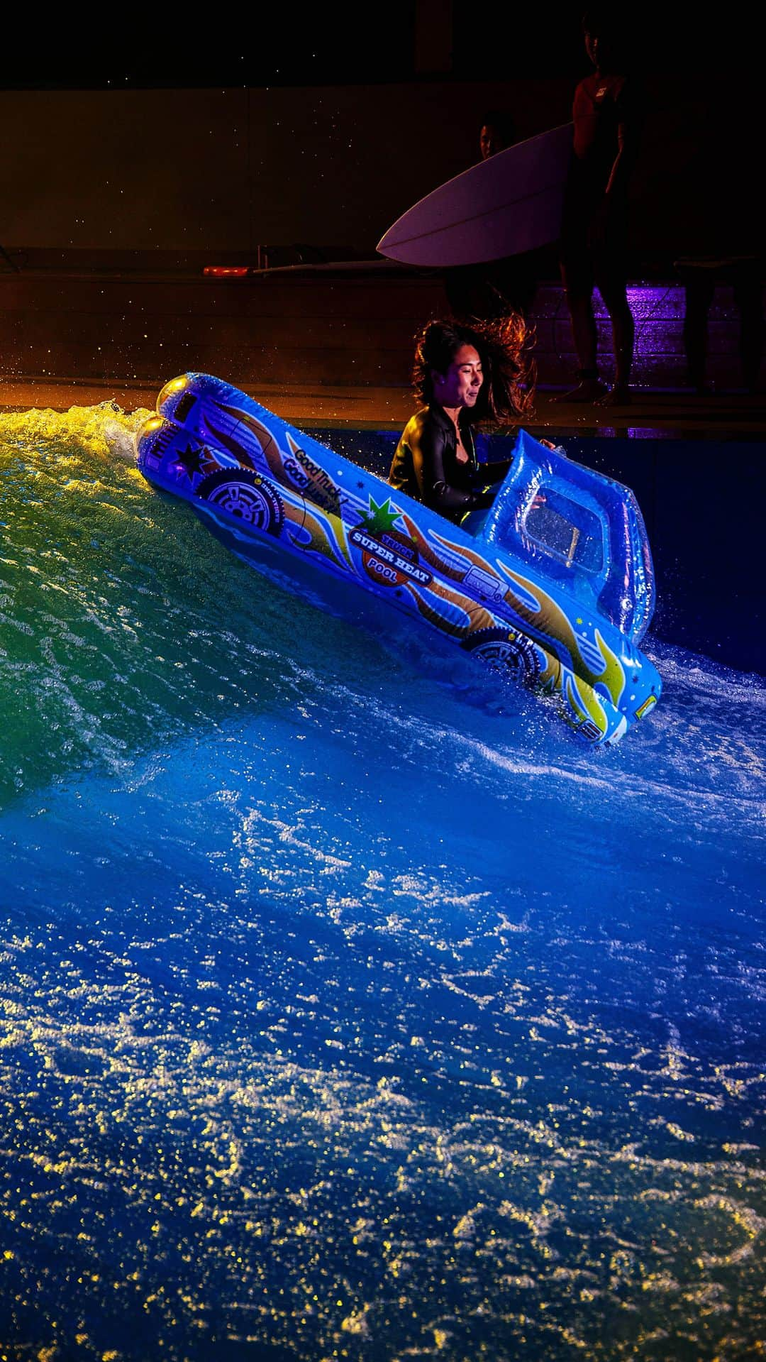 MAIMAIのインスタグラム：「今日のcitywave Night surfingイベントめっちゃ楽しかった🥳❤️ 貸切だからできる浮き輪シリーズww とりあえずこれが面白すぎたからリールにあげとく🤣🤣 車内に乗り込みシーンやばいし足が出てきたところにゆうごくん大爆笑ww DJの流してる曲がたまたまタイミング良くワイルドスピード挿入歌ってのがまたウケるwww  またYouTubeでもupしまーす🤣👏❤️❤️  #citywave  #citywavetokyo  #nightsurfing  #ナイトサーフィン」