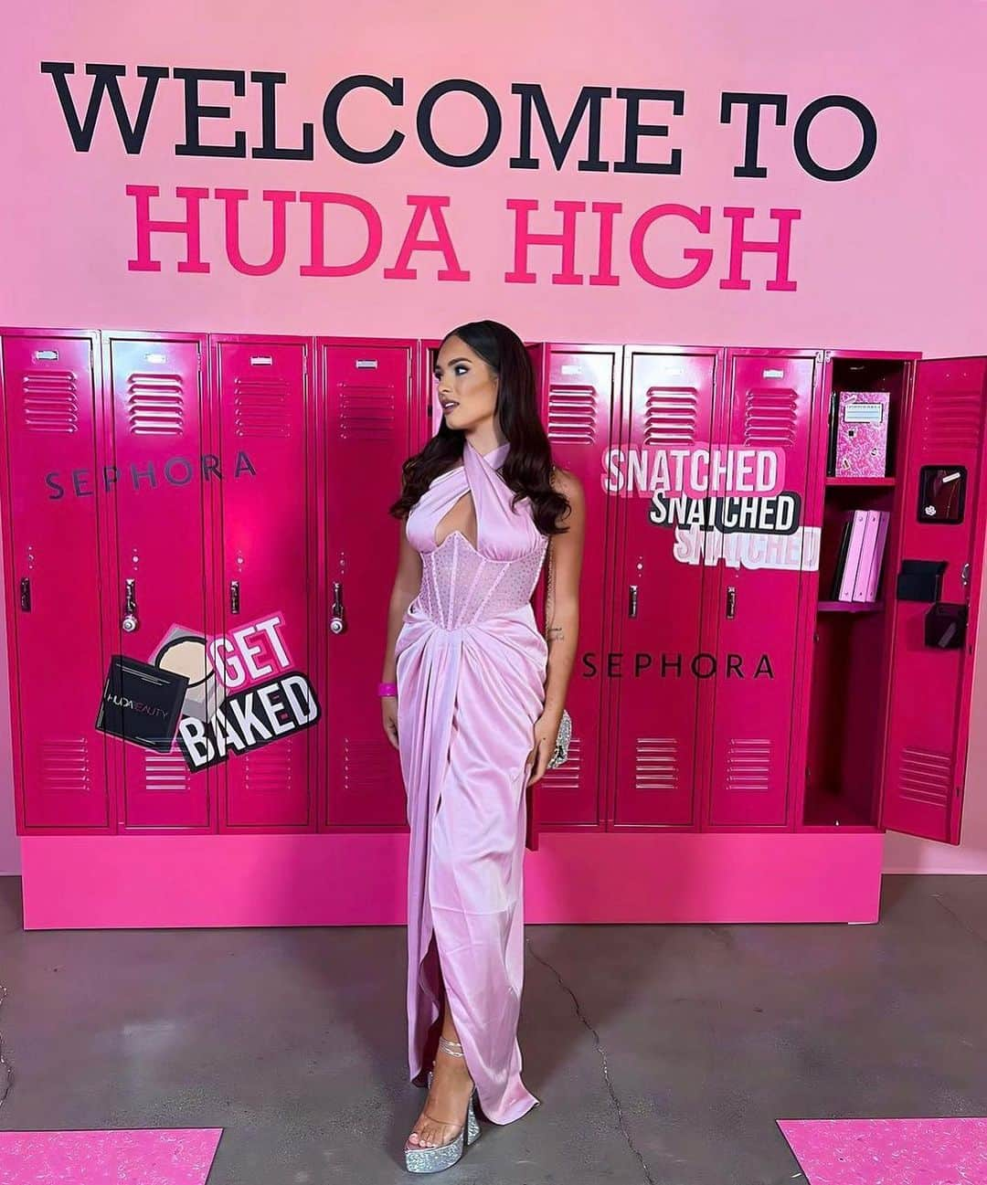 Huda Kattanさんのインスタグラム写真 - (Huda KattanInstagram)「Words can't describe how amazing it was to meet & get snatched with all of you at Huda High ✨🏫  Thank you for sharing your Huda High snaps @suelynmedeiros @kiah.naomi @erika_lapearl_mua @candylover89 @jasmeannnn @kennelly_m @luckymartinezz  @creatingwithjade @bzrking  @vixenriah @sadiaslay 💕💕  Who else wishes their high school taught snatch lessons?!」10月10日 0時19分 - hudabeauty