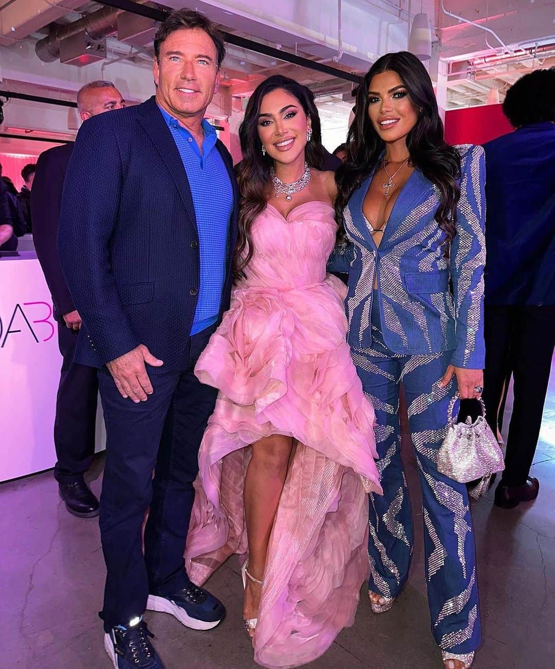 Huda Kattanのインスタグラム：「Words can't describe how amazing it was to meet & get snatched with all of you at Huda High ✨🏫  Thank you for sharing your Huda High snaps @suelynmedeiros @kiah.naomi @erika_lapearl_mua @candylover89 @jasmeannnn @kennelly_m @luckymartinezz  @creatingwithjade @bzrking  @vixenriah @sadiaslay 💕💕  Who else wishes their high school taught snatch lessons?!」