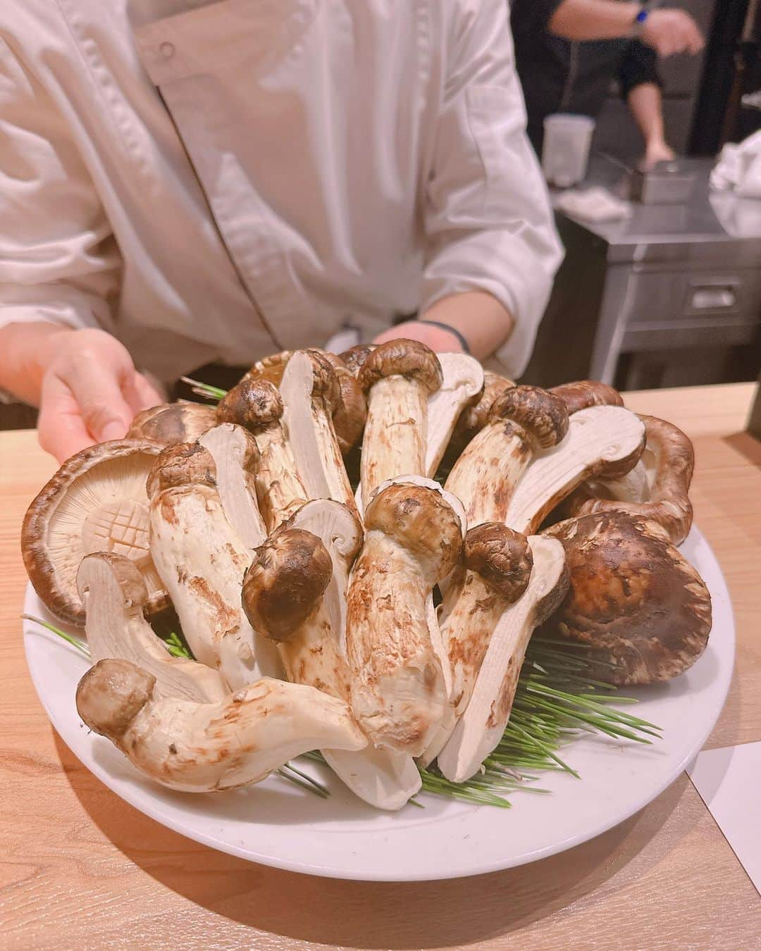 伴かなみさんのインスタグラム写真 - (伴かなみInstagram)「久しぶりにお化粧してご飯💄 松茸たくさん食べれて幸せ❤︎ ⁡ 松茸パスタまた食べたい🫠🫠🫠 ⁡」10月10日 0時12分 - k____n.8