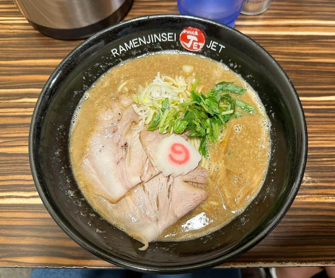 福本愛菜のインスタグラム：「初のラーメン人生JET🍜 ずっと行ってみたくて、この間やっとこさ行けました🥺🥺🥺  鶏の旨みがこれでもかと詰まった濃厚なスープにストレートの麺がしっかりと絡んでてめっちゃ美味しかった〜🤤💕  飲んだあとの〆ラーメンっていつもの何倍も沁みるよね〜🐷🩷笑 食べ飲み歩きしたあとでお腹いっぱいやったのにぺろっと完食でした🤫  また行きたいなあ🫶🏽  #大阪 #福島 #ラーメン人生jet #ラーメン #鶏 #鶏白湯 #濃厚 #大阪ラーメン #福島ラーメン #ラーメン激戦区 #ラーメン好きな人と繋がりたい #百名店 #大阪グルメ #福島グルメ #行列のできる店 #有名店 #🍜」