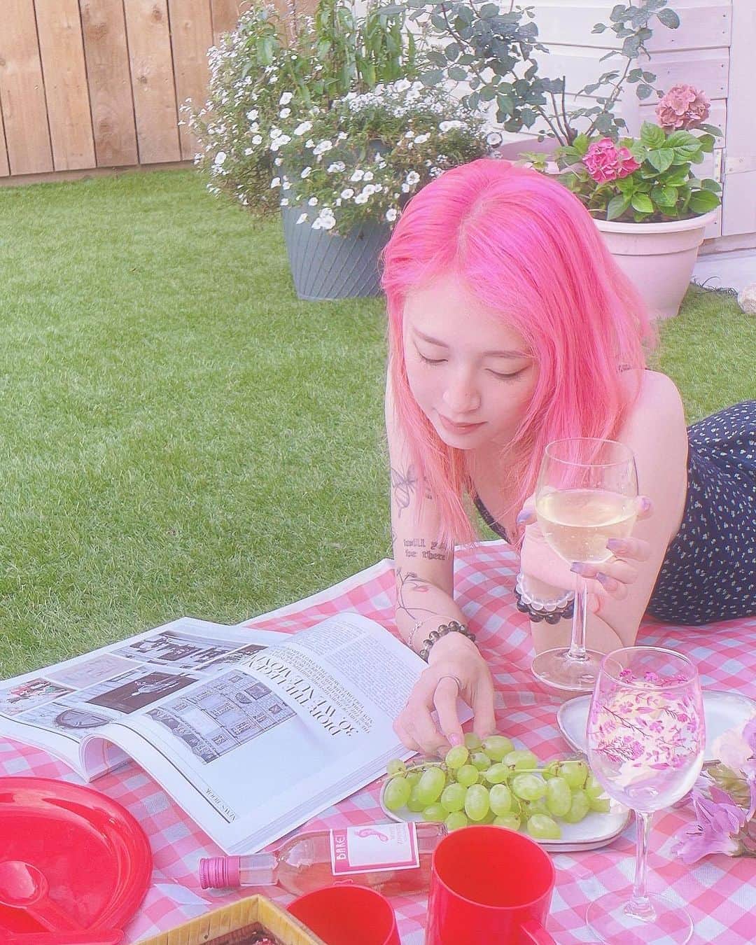 Eva Cheung☆さんのインスタグラム写真 - (Eva Cheung☆Instagram)「𝚃𝚑𝚎 𝙴𝚗𝚍 𝚘𝚏 𝚂𝚞𝚖𝚖𝚎𝚛 𝗧𝗼 𝗱𝗼 𝗹𝗶𝘀𝘁 ： 𝗣𝗶𝗰𝗻𝗶𝗰 ✔️  真真真抓緊夏天的尾巴（最後最熱的一天）把我們說了整整2年的野餐….在家中花園完成了…懶到😂  @sammi.playroom   #homepicnic #picnicinhomegarden」10月10日 0時15分 - eva_pinkland