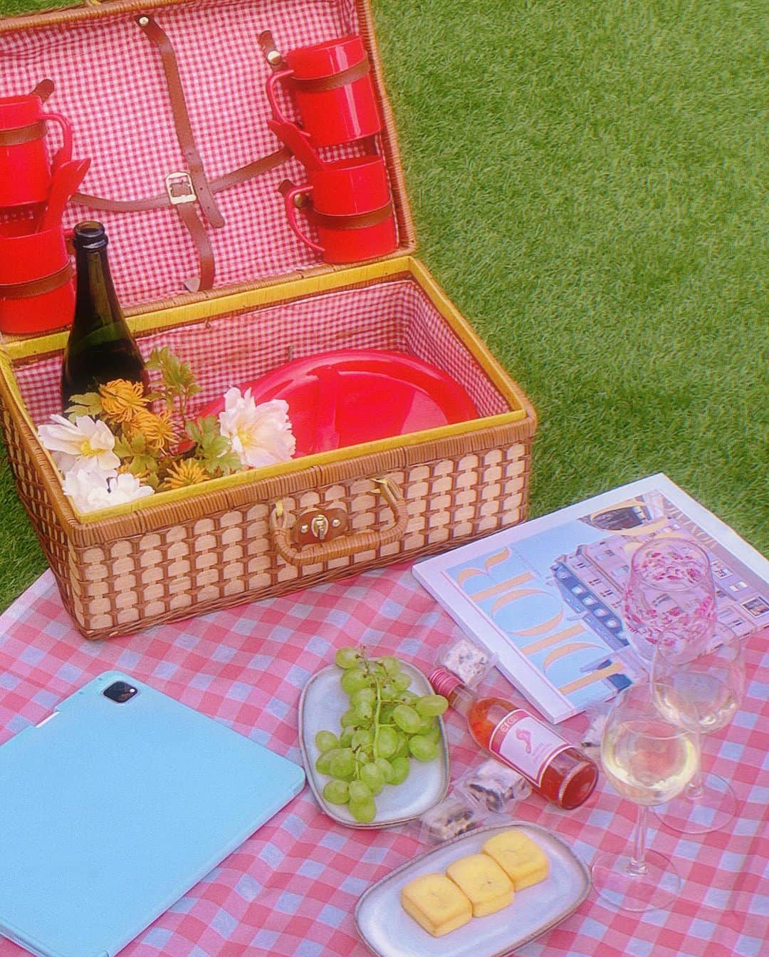 Eva Cheung☆さんのインスタグラム写真 - (Eva Cheung☆Instagram)「𝚃𝚑𝚎 𝙴𝚗𝚍 𝚘𝚏 𝚂𝚞𝚖𝚖𝚎𝚛 𝗧𝗼 𝗱𝗼 𝗹𝗶𝘀𝘁 ： 𝗣𝗶𝗰𝗻𝗶𝗰 ✔️  真真真抓緊夏天的尾巴（最後最熱的一天）把我們說了整整2年的野餐….在家中花園完成了…懶到😂  @sammi.playroom   #homepicnic #picnicinhomegarden」10月10日 0時15分 - eva_pinkland