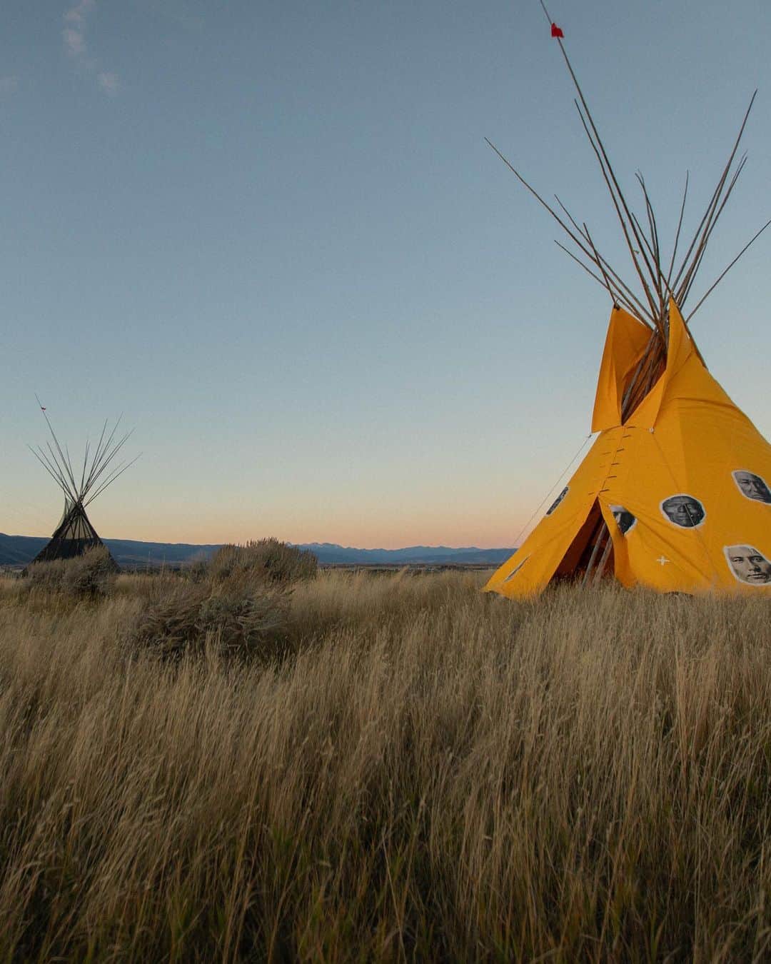 オボズのインスタグラム：「Connecting people to place.  Later today, our partners at @gvlt will be hosting a dedication of the soon-to-be complete Medicine Wheel and Mountain Range Finder in our beloved backyard: Burke Park/Peets Hill in Bozeman, Montana.   The gathering is devoted to helping us all deepen our understanding of this beloved landscape through history and geography. The Bozeman community will gather for a blessing of the new space, a celebration of Indigenous Peoples’ Day, and words shared by honorable speakers. The City recognizes that Indigenous Peoples have occupied the lands that now constitute the City of Bozeman since time immemorial; and Bozeman is built upon their homelands, hunting grounds, and along their sacred waterways.  Find event details by visiting @gvlt ⬅️   @mountaintimearts @westernstatesartsfederation  @cityofbzn  Photos: @dirtbagsoul」
