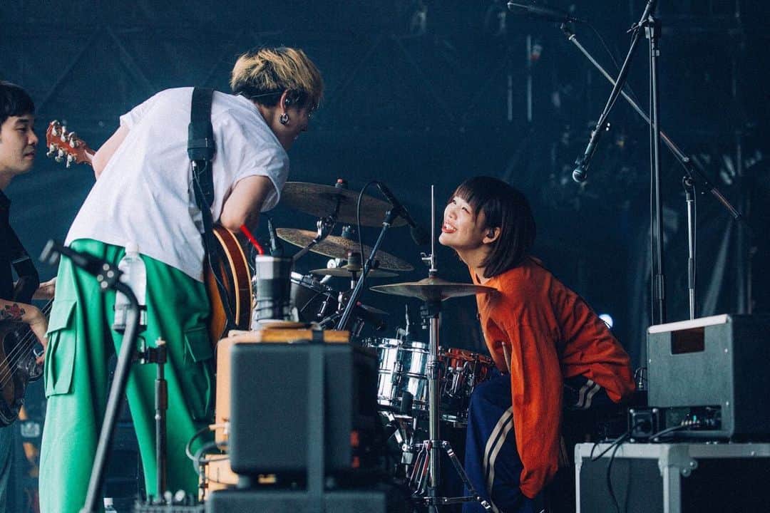 せとゆいかのインスタグラム：「2023.10.9  京都音楽博覧会2023  くるりかっこよかったなあ。 呼んで頂けたことがまず本当に嬉しかったし、 初めましての方が多い中で、いつも通りな私たちのライブをみなさんに観てもらえたことも、きしださんにお褒めいただけたことも、 あと大学の友達が遊びに来てて本当に久しぶりに会えて一緒にライブ観たりできたことも、いっぱいいっぱい嬉しい三昧な日でした。 本当にありがとうございました！！  photo by日吉"JP"純平 @junpeihiyoshi」