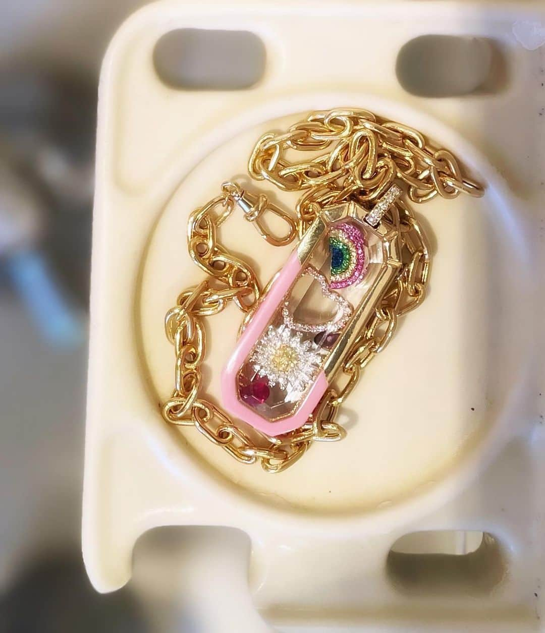 シェヘラザード・ゴールドスミスのインスタグラム：「Couldn’t resist as it looked so sparkly even through bleary eyes when I woke up way WAY too early and made me smile; which is sort of the point of jewellery. My locket in the soap dish at on of my favourite places. @chateau marmot for a minute.@loquetlondon.com」