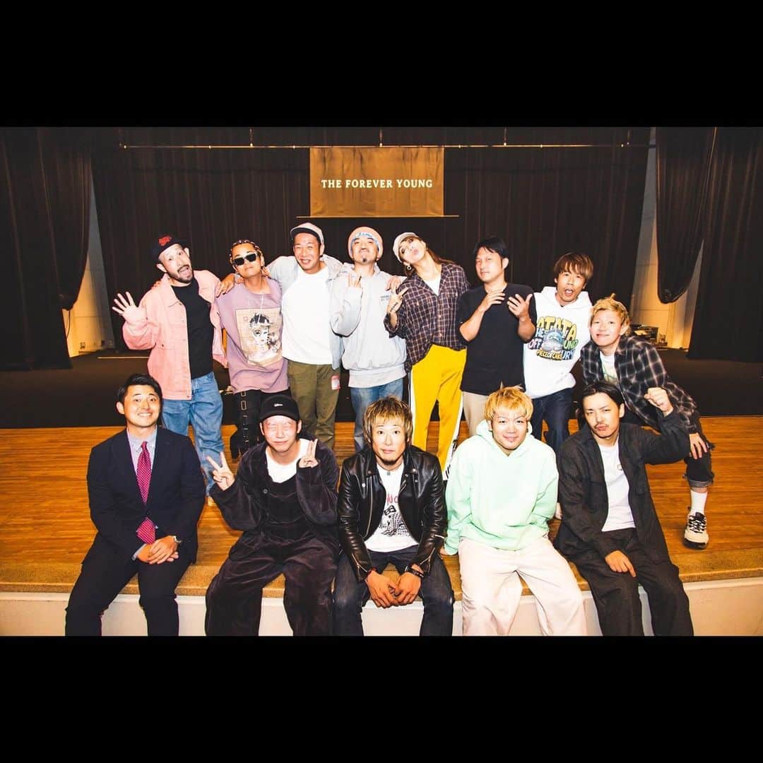 のインスタグラム：「FOREVER YOUTH TOUR 2023 ～とこしえに～  久留米石橋文化ホール w）THEFOREVERYOUNG / bacho  3年前のリベンジをエバヤンがお膝元の久留米でツアーファナルとして企画をしてくれました  これぞ対バン  と言えるような感情を鷲掴みし合うような濃厚な1日だった  会場はエナジーで満ち溢れてたよ  最高だった！！  また鳴らし合いましょう  Photo by @cazrowaoki」
