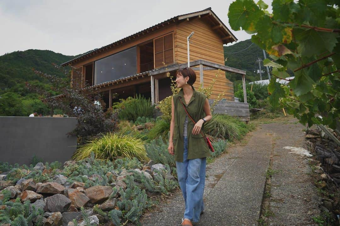 渡辺由布子さんのインスタグラム写真 - (渡辺由布子Instagram)「🍷🍇🌵  山梨県甲州市・塩山の山奥に佇むワイナリー @98wines へ。 恵林寺から車で10分。ずっと気になっていたワイナリーの一つ。  メルシャンや勝沼醸造で40年近くにわたって醸造責任者を務めてきたオーナーの平山さんが2017年に立ち上げたそう。  彼のお人柄とセンスが光る、和モダンな木造家屋に、カリフォルニアやフランスのワイナリーを思わせる、360°大自然の開放的なダイニング。晴れた日には遠くに富士山を望める絶景🗻  甲州ブドウを使ったワインが中心で「芒(Nogi)」や「霜(Sou)」といったおしゃれなネーミングとエチケットもまた良き🫶  今年から宿泊を兼ねたオーベルジュも開業したとのことなので、次回はじっくりゆっくり訪問したいところ。  #98wines #山梨ワイナリー #ワイナリー巡り #ワインツーリズム #ワインテイスティング #ワイン好きな人と繋がりたい #ワインエキスパートへの道 #週末旅行 #富士山 #甲州ワイン #山梨旅行 #vineyard #winery #winelover #koshu #mba #japantrip #MtFuji #weekendgetaway   🏷️ 98WINES 📍 @98wines  🗾 #Enzan (#塩山 ) #YAMANASHI (#山梨 ) 🌏 #🇯🇵 #JAPAN (#日本 )」10月10日 0時25分 - watanabe_yuko