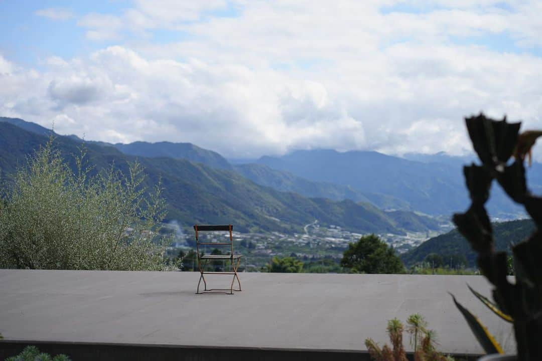 渡辺由布子さんのインスタグラム写真 - (渡辺由布子Instagram)「🍷🍇🌵  山梨県甲州市・塩山の山奥に佇むワイナリー @98wines へ。 恵林寺から車で10分。ずっと気になっていたワイナリーの一つ。  メルシャンや勝沼醸造で40年近くにわたって醸造責任者を務めてきたオーナーの平山さんが2017年に立ち上げたそう。  彼のお人柄とセンスが光る、和モダンな木造家屋に、カリフォルニアやフランスのワイナリーを思わせる、360°大自然の開放的なダイニング。晴れた日には遠くに富士山を望める絶景🗻  甲州ブドウを使ったワインが中心で「芒(Nogi)」や「霜(Sou)」といったおしゃれなネーミングとエチケットもまた良き🫶  今年から宿泊を兼ねたオーベルジュも開業したとのことなので、次回はじっくりゆっくり訪問したいところ。  #98wines #山梨ワイナリー #ワイナリー巡り #ワインツーリズム #ワインテイスティング #ワイン好きな人と繋がりたい #ワインエキスパートへの道 #週末旅行 #富士山 #甲州ワイン #山梨旅行 #vineyard #winery #winelover #koshu #mba #japantrip #MtFuji #weekendgetaway   🏷️ 98WINES 📍 @98wines  🗾 #Enzan (#塩山 ) #YAMANASHI (#山梨 ) 🌏 #🇯🇵 #JAPAN (#日本 )」10月10日 0時25分 - watanabe_yuko