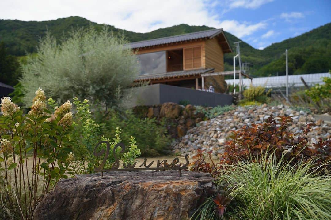 渡辺由布子さんのインスタグラム写真 - (渡辺由布子Instagram)「🍷🍇🌵  山梨県甲州市・塩山の山奥に佇むワイナリー @98wines へ。 恵林寺から車で10分。ずっと気になっていたワイナリーの一つ。  メルシャンや勝沼醸造で40年近くにわたって醸造責任者を務めてきたオーナーの平山さんが2017年に立ち上げたそう。  彼のお人柄とセンスが光る、和モダンな木造家屋に、カリフォルニアやフランスのワイナリーを思わせる、360°大自然の開放的なダイニング。晴れた日には遠くに富士山を望める絶景🗻  甲州ブドウを使ったワインが中心で「芒(Nogi)」や「霜(Sou)」といったおしゃれなネーミングとエチケットもまた良き🫶  今年から宿泊を兼ねたオーベルジュも開業したとのことなので、次回はじっくりゆっくり訪問したいところ。  #98wines #山梨ワイナリー #ワイナリー巡り #ワインツーリズム #ワインテイスティング #ワイン好きな人と繋がりたい #ワインエキスパートへの道 #週末旅行 #富士山 #甲州ワイン #山梨旅行 #vineyard #winery #winelover #koshu #mba #japantrip #MtFuji #weekendgetaway   🏷️ 98WINES 📍 @98wines  🗾 #Enzan (#塩山 ) #YAMANASHI (#山梨 ) 🌏 #🇯🇵 #JAPAN (#日本 )」10月10日 0時25分 - watanabe_yuko