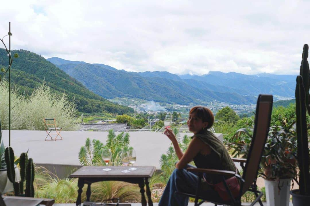 渡辺由布子さんのインスタグラム写真 - (渡辺由布子Instagram)「🍷🍇🌵  山梨県甲州市・塩山の山奥に佇むワイナリー @98wines へ。 恵林寺から車で10分。ずっと気になっていたワイナリーの一つ。  メルシャンや勝沼醸造で40年近くにわたって醸造責任者を務めてきたオーナーの平山さんが2017年に立ち上げたそう。  彼のお人柄とセンスが光る、和モダンな木造家屋に、カリフォルニアやフランスのワイナリーを思わせる、360°大自然の開放的なダイニング。晴れた日には遠くに富士山を望める絶景🗻  甲州ブドウを使ったワインが中心で「芒(Nogi)」や「霜(Sou)」といったおしゃれなネーミングとエチケットもまた良き🫶  今年から宿泊を兼ねたオーベルジュも開業したとのことなので、次回はじっくりゆっくり訪問したいところ。  #98wines #山梨ワイナリー #ワイナリー巡り #ワインツーリズム #ワインテイスティング #ワイン好きな人と繋がりたい #ワインエキスパートへの道 #週末旅行 #富士山 #甲州ワイン #山梨旅行 #vineyard #winery #winelover #koshu #mba #japantrip #MtFuji #weekendgetaway   🏷️ 98WINES 📍 @98wines  🗾 #Enzan (#塩山 ) #YAMANASHI (#山梨 ) 🌏 #🇯🇵 #JAPAN (#日本 )」10月10日 0時25分 - watanabe_yuko