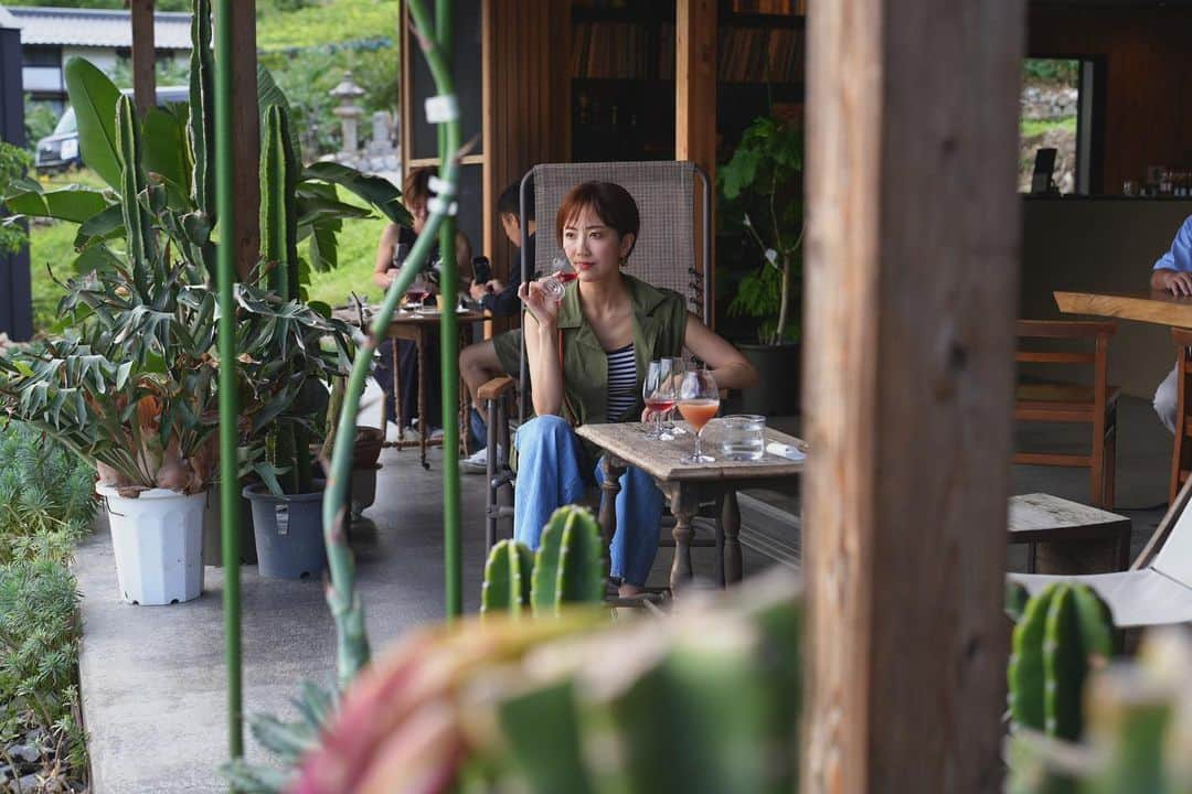 渡辺由布子さんのインスタグラム写真 - (渡辺由布子Instagram)「🍷🍇🌵  山梨県甲州市・塩山の山奥に佇むワイナリー @98wines へ。 恵林寺から車で10分。ずっと気になっていたワイナリーの一つ。  メルシャンや勝沼醸造で40年近くにわたって醸造責任者を務めてきたオーナーの平山さんが2017年に立ち上げたそう。  彼のお人柄とセンスが光る、和モダンな木造家屋に、カリフォルニアやフランスのワイナリーを思わせる、360°大自然の開放的なダイニング。晴れた日には遠くに富士山を望める絶景🗻  甲州ブドウを使ったワインが中心で「芒(Nogi)」や「霜(Sou)」といったおしゃれなネーミングとエチケットもまた良き🫶  今年から宿泊を兼ねたオーベルジュも開業したとのことなので、次回はじっくりゆっくり訪問したいところ。  #98wines #山梨ワイナリー #ワイナリー巡り #ワインツーリズム #ワインテイスティング #ワイン好きな人と繋がりたい #ワインエキスパートへの道 #週末旅行 #富士山 #甲州ワイン #山梨旅行 #vineyard #winery #winelover #koshu #mba #japantrip #MtFuji #weekendgetaway   🏷️ 98WINES 📍 @98wines  🗾 #Enzan (#塩山 ) #YAMANASHI (#山梨 ) 🌏 #🇯🇵 #JAPAN (#日本 )」10月10日 0時25分 - watanabe_yuko