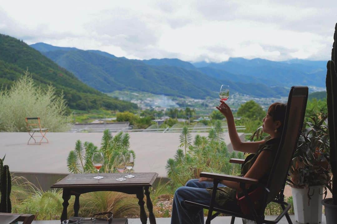 渡辺由布子のインスタグラム：「🍷🍇🌵  山梨県甲州市・塩山の山奥に佇むワイナリー @98wines へ。 恵林寺から車で10分。ずっと気になっていたワイナリーの一つ。  メルシャンや勝沼醸造で40年近くにわたって醸造責任者を務めてきたオーナーの平山さんが2017年に立ち上げたそう。  彼のお人柄とセンスが光る、和モダンな木造家屋に、カリフォルニアやフランスのワイナリーを思わせる、360°大自然の開放的なダイニング。晴れた日には遠くに富士山を望める絶景🗻  甲州ブドウを使ったワインが中心で「芒(Nogi)」や「霜(Sou)」といったおしゃれなネーミングとエチケットもまた良き🫶  今年から宿泊を兼ねたオーベルジュも開業したとのことなので、次回はじっくりゆっくり訪問したいところ。  #98wines #山梨ワイナリー #ワイナリー巡り #ワインツーリズム #ワインテイスティング #ワイン好きな人と繋がりたい #ワインエキスパートへの道 #週末旅行 #富士山 #甲州ワイン #山梨旅行 #vineyard #winery #winelover #koshu #mba #japantrip #MtFuji #weekendgetaway   🏷️ 98WINES 📍 @98wines  🗾 #Enzan (#塩山 ) #YAMANASHI (#山梨 ) 🌏 #🇯🇵 #JAPAN (#日本 )」