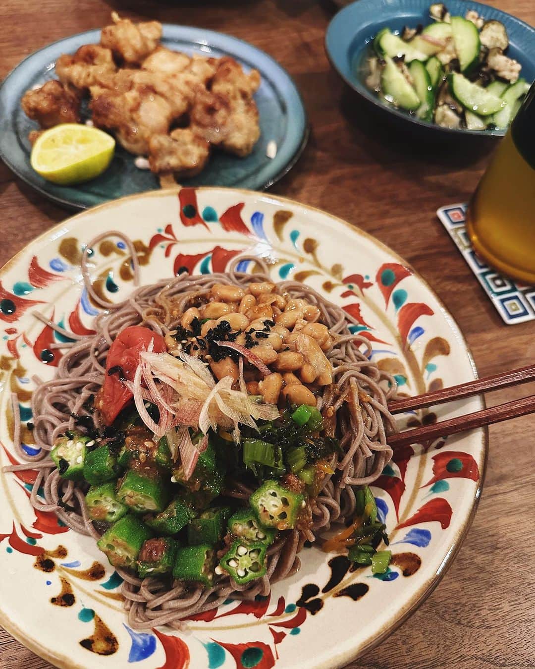 のインスタグラム：「最近蕎麦にハマってる🥹 今日はサッパリいきたくて 納豆とおかか和えオクラと(茅乃舎の煎り酒でね)梅干しとみょうがで すだちもたっぷりとね🫶🏻しそわかめも散らした！ #麻祐子飯」