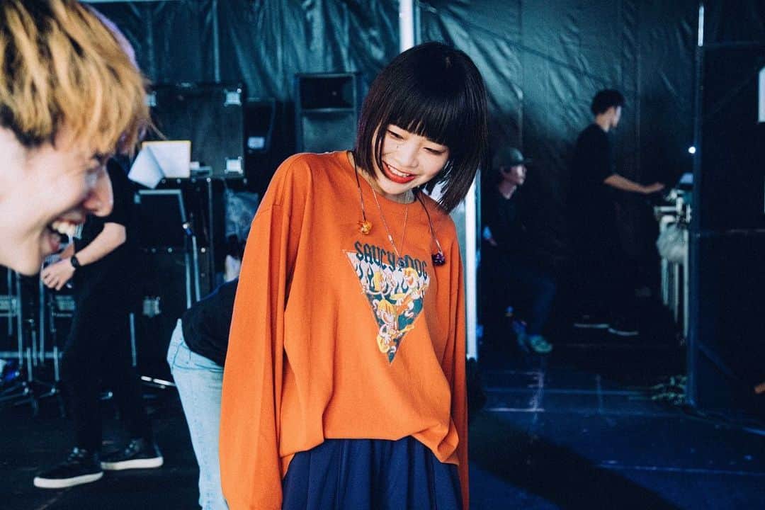 せとゆいかのインスタグラム：「1. 外ハネ一時休戦✌︎ 2. 京都音博と色味が完璧✌︎ 3.4. あほみたいな顔×2  photo by日吉"JP"純平 @junpeihiyoshi」