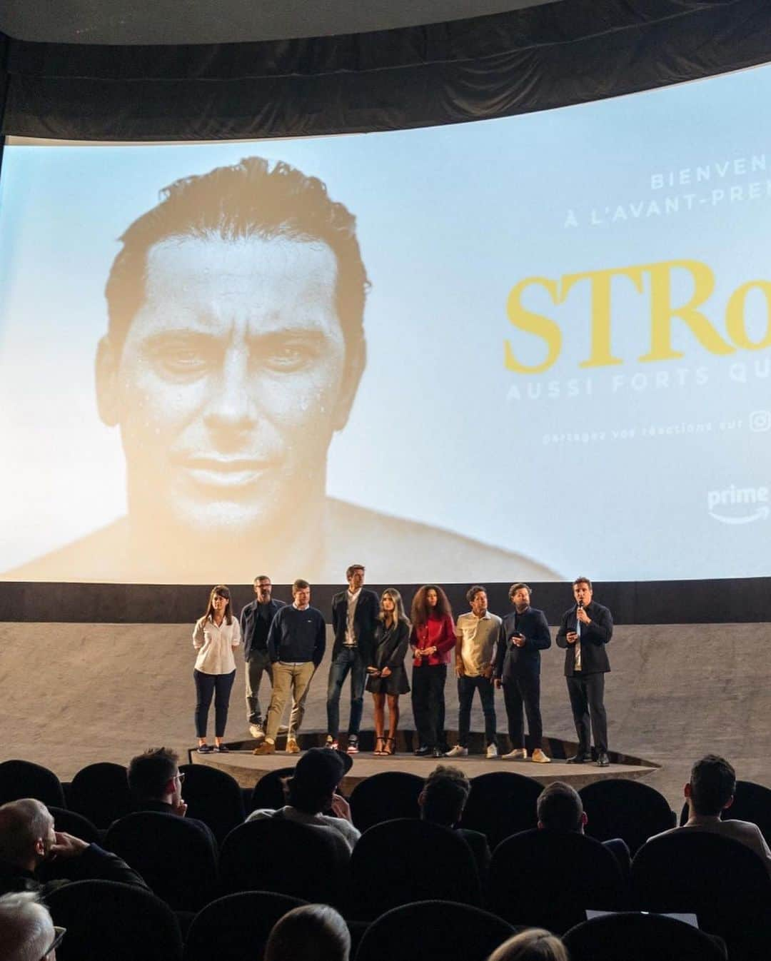 ジェレミー・フローレスさんのインスタグラム写真 - (ジェレミー・フローレスInstagram)「Demain, c’est la sortie de « STRoNG. aussi forts que fragiles », un documentaire sur la santé mentale dans le sport de haut niveau auquel j’ai participé avec d’autres sportifs.  C’était un sujet difficile pour moi car j’ai toujours voulu montrer un visage fort, solide, pendant ma carrière.   Aujourd’hui avec plus de recul, j’ai accepté de raconter sans filtre les différents moments de ma carrière, de ma vie de sportif, et surtout d’homme.   J’ai eu la chance de vivre des hauts incroyables dans le surf mais j’ai eu aussi beaucoup de bas avec des moments très difficiles psychologiquement.  La vie est un enchaînement d’épreuves que l’on soit sportifs ou non et on garde des cicatrices mais faut jamais rien lâché !  Le sujet de la Santé mentale dans le sport est encore tabou, j’espère que ce documentaire vous plaira, vous touchera et aidera le plus grand nombre. . Rendez-vous le 10/10 sur @primevideo @primevideofr  @willie_beamen @iconoclast.tv  Merci à toi mon bro @sylvainventre, sacrée aventure 🙏🏼💪🏼. .  #Strong is a documentary about mental health. Myself along 4 other athletes, we talk about a very taboo subject. Depression is a serious matter. It took me a long time before speaking out. It was a difficult subject for me because i always wanted to show a strong, solid face during my career. I was lucky enough to experience incredible highs in surfing but I also had a lot of lows with some difficult psychological moments. I hope this documentary will please you and help as many people as possible.  It will release the 10/10 on @primevideo」10月10日 1時30分 - floresjeremy