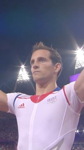 ルノー・ラビレニのインスタグラム：「✨ Sur le toit du monde ✨   En 2012, @airlavillenie décroche l’or olympique au terme d’un concours de la perche irrespirable.   📺 On revient sur cet exploit avec notre Olympien @stephane.diagana à 20h40 sur @france3.  © CIO – Droits réservés  Commentaires : P. Montel & A. Boyon   Au programme ce soir :   ⏰ Tic-tac des Jeux : Châteauroux se prépare à accueillir les épreuves de tir. 📖 Histoire(s) de Jeux : Renaud Lavillenie, Londres 2012. 🎞️ Feuilleton des Jeux : @lorette_charpy, @karimlaghouag_officiel et Éric Kuény.   👊 @carolegaessler, @alexandreboyon, @mariejoseperec, @capsule1919, @tcurin, @sarah_ourahmoune, @lucabalo19, @lauremanaudouoff, @francetvsport, @francetelevisions, @france.tv   #AuxJeuxCitoyens #Paris2024 #RoadToParis2024 #JeuxOlympiques #Athletisme #Athle #SautALaPerche #Champion #Lavillenie」