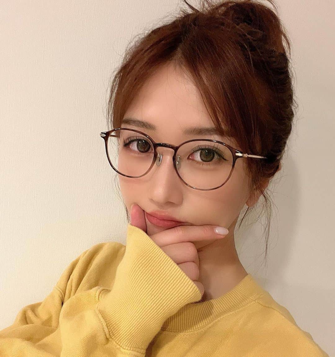 大槻ひびきさんのインスタグラム写真 - (大槻ひびきInstagram)「おーちではメガネして過ごしてる 🥹👓」10月10日 0時35分 - yanhibi0221