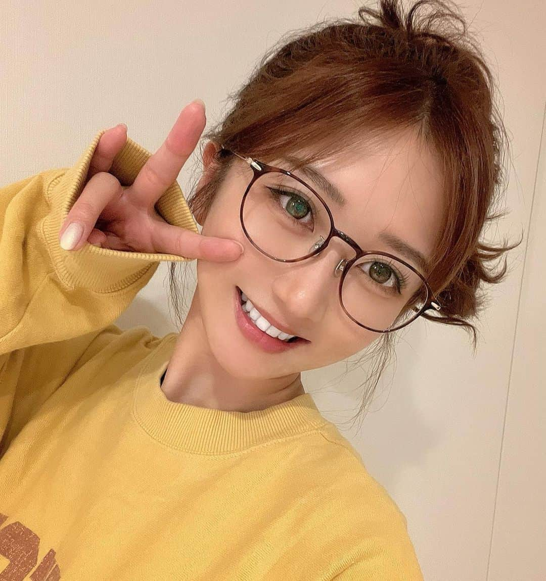 大槻ひびきのインスタグラム：「おーちではメガネして過ごしてる 🥹👓」