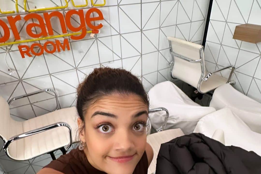 ローリー・ヘルナンデスさんのインスタグラム写真 - (ローリー・ヘルナンデスInstagram)「idk why they keep letting me in here! (I’m happy about it) - @photonate @todayshow」10月10日 0時45分 - lauriehernandez