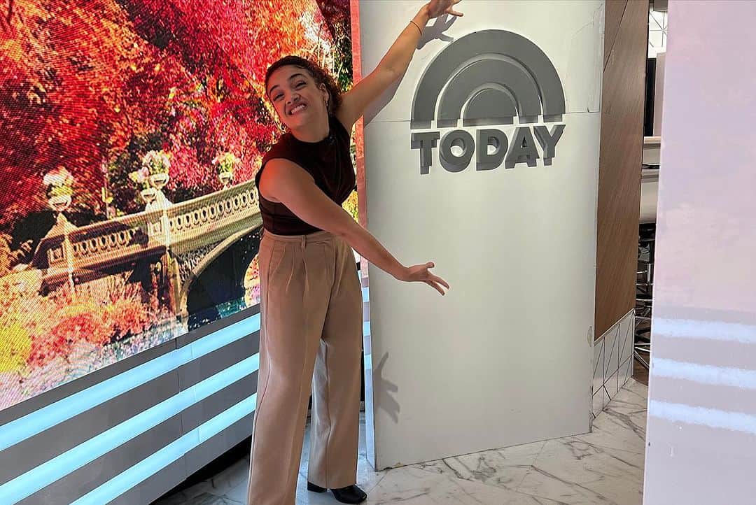 ローリー・ヘルナンデスさんのインスタグラム写真 - (ローリー・ヘルナンデスInstagram)「idk why they keep letting me in here! (I’m happy about it) - @photonate @todayshow」10月10日 0時45分 - lauriehernandez