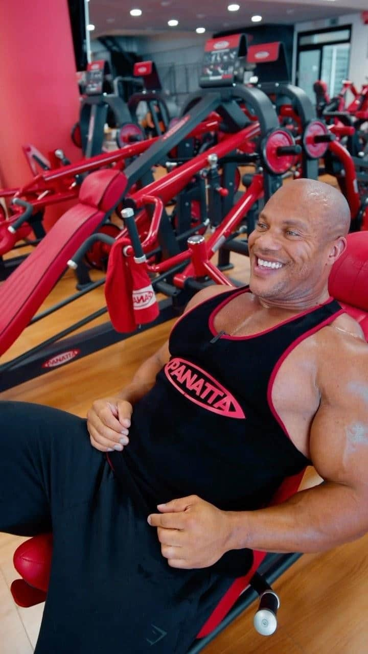 Phil Heathのインスタグラム：「Panatta Super Lower Chest Flight Machine – unique equipment for the lower #chest workout🔥  #panatta #panattapassion #workout #motivation #philheath #pectorals #chest #gymequipment」