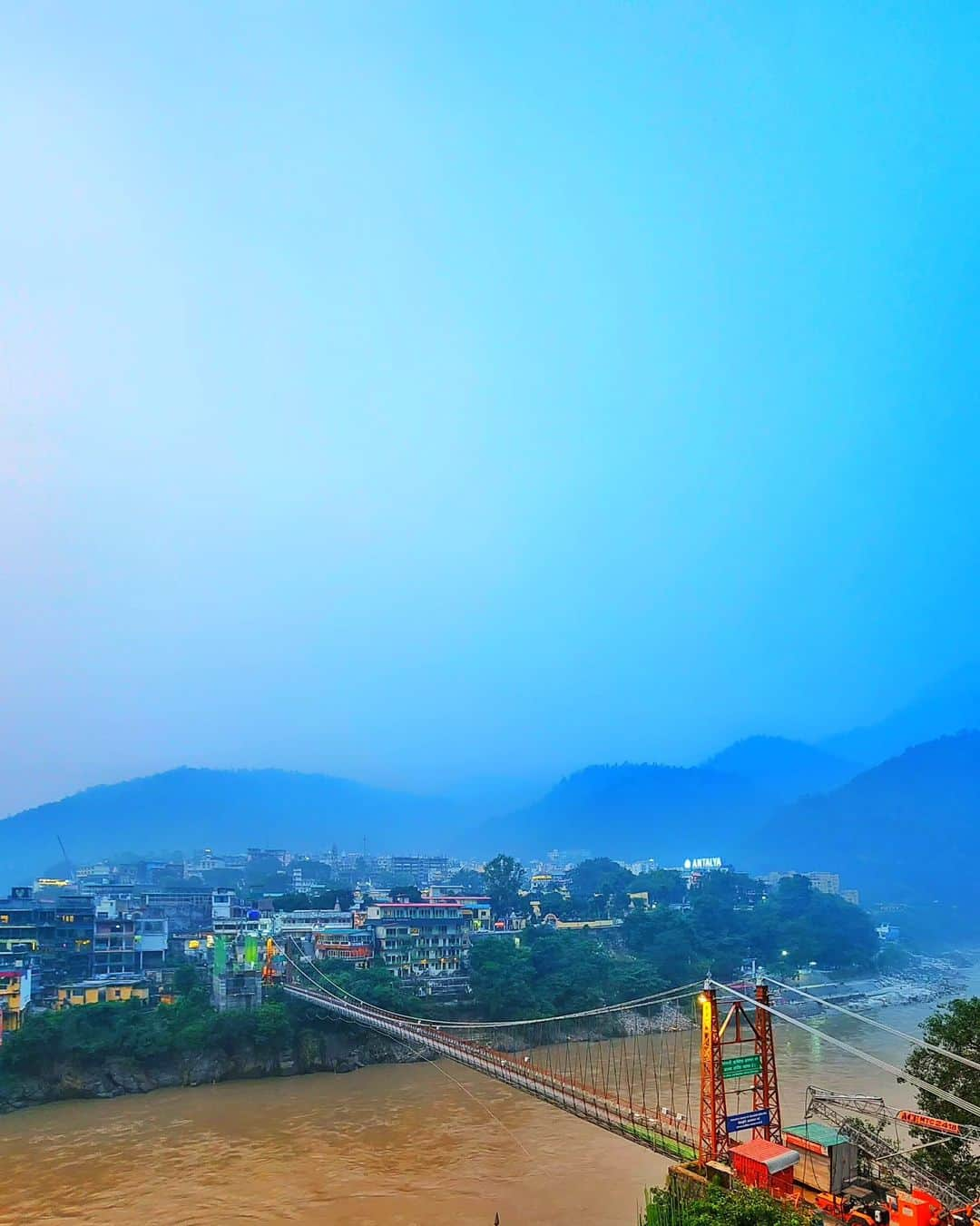 Nikonさんのインスタグラム写真 - (NikonInstagram)「Colorful Post Cards From Rishikesh  #rishikesh #lakshmanjhula #uttarakhand #rishikeshtrip #s22ultra #shotonsamsung」10月10日 0時39分 - the.annette.stories