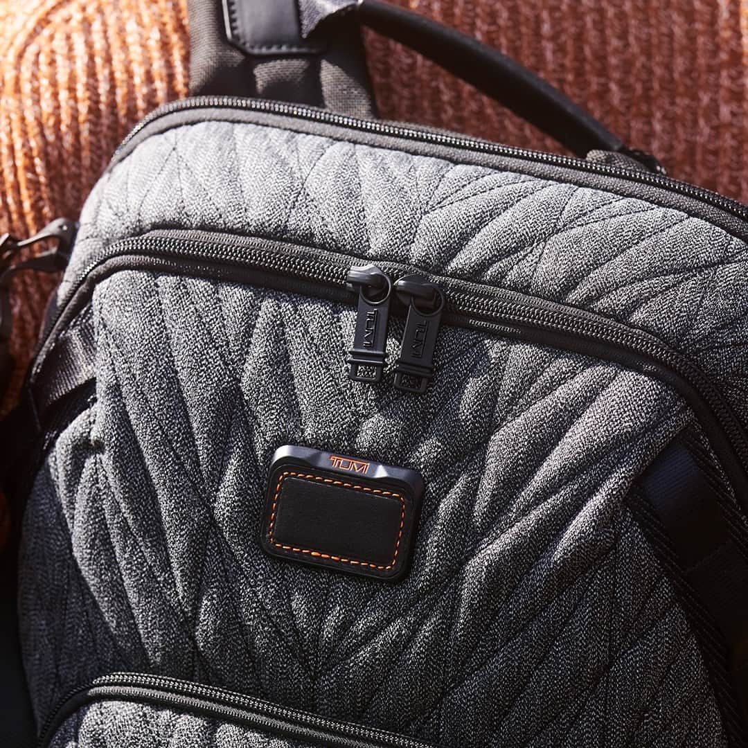 トゥミのインスタグラム：「Puffer season is upon us, and the plush quilted exterior of this season's Navigation Backpack has us dreaming of things fall, starting with scenic hikes. What’s on your fall bucket list?  #TUMI」